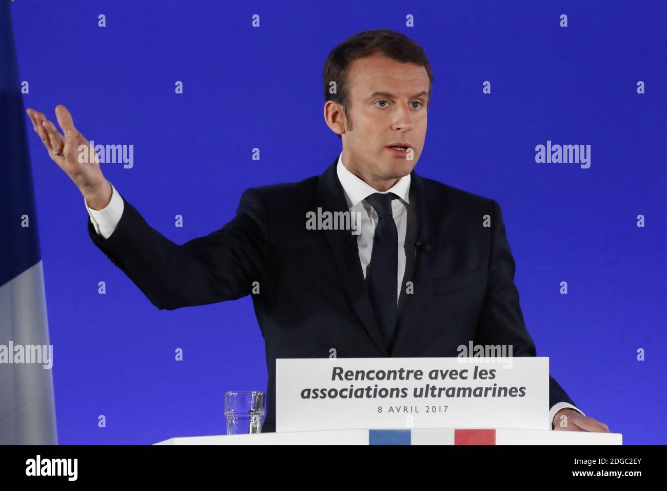 Ehemaliger französischer Wirtschaftsminister und Präsident der politischen Bewegung 'en Marche' (in Bewegung!) Und der Kandidat für die Präsidentschaftswahl 2017 Emmanuel Macron trifft am 8. April 2017 die Delegierten der französischen überseeischen Departements in Paris, Frankreich. Foto von Henri Szwarc/ABACAPRESS.COM Stockfoto