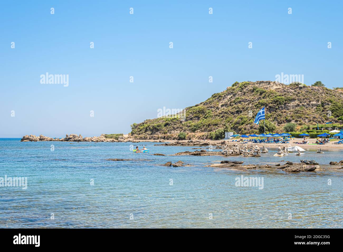 Blick auf einen Strand mit Sonnenschirmen in Griechenland Stockfoto