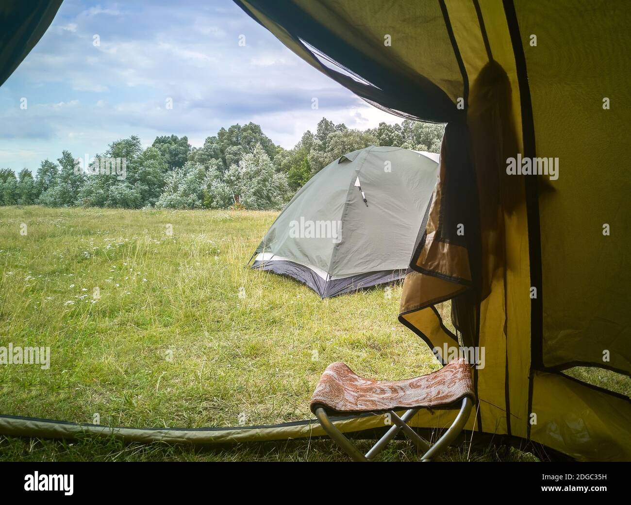 Blick vom Zelt auf die Umgebung. Stockfoto