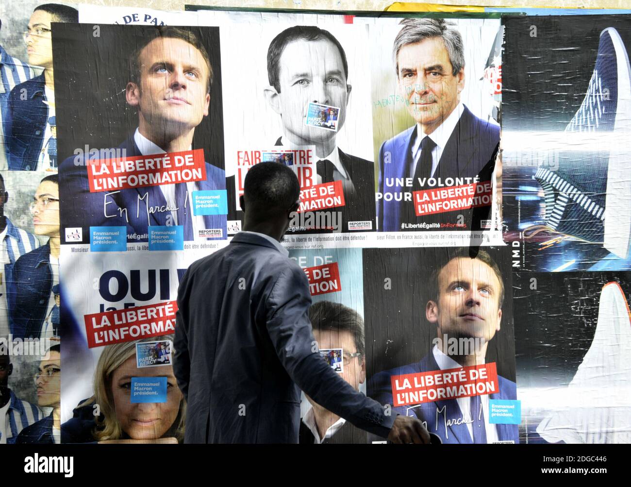 Am 9. April 2017 sind in Paris, Frankreich, Wahlplakate zu sehen, die Kandidaten für die Präsidentschaftswahl 2017 Emmanuel Macron, Benoit Hamon, Francois Fillon, Jean-Luc Melenchon und Marine Le Pen zeigen. Foto von Alain Apaydin/ABACAPRESS.COM Stockfoto