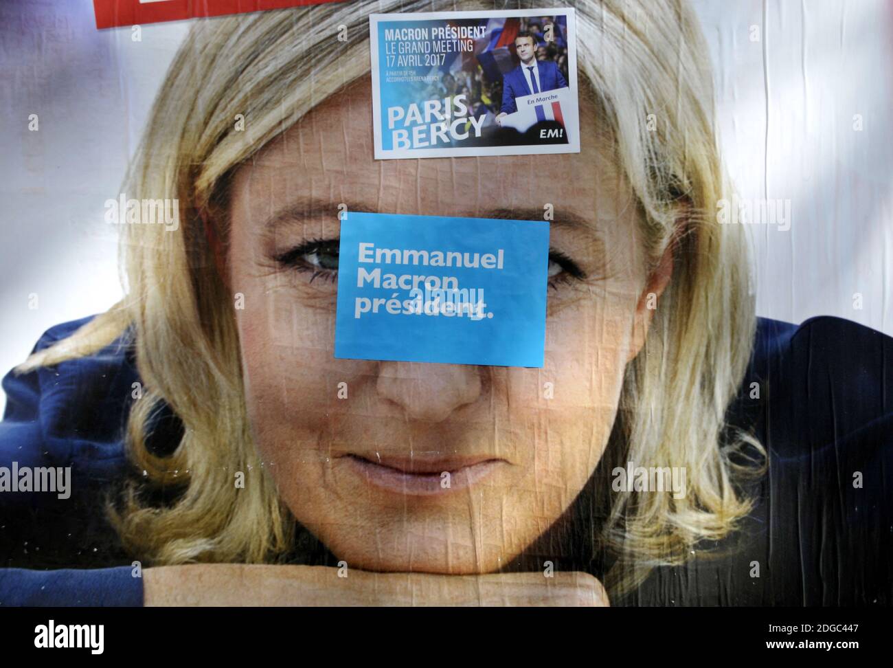 Am 9. April 2017 sind in Paris, Frankreich, Wahlplakate zu sehen, die Kandidaten für die Präsidentschaftswahl 2017 Emmanuel Macron, Benoit Hamon, Francois Fillon, Jean-Luc Melenchon und Marine Le Pen zeigen. Foto von Alain Apaydin/ABACAPRESS.COM Stockfoto