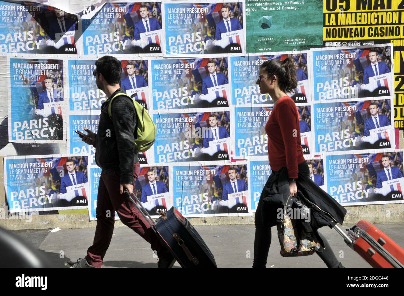 Am 9. April 2017 sind in Paris, Frankreich, Wahlplakate zu sehen, die Kandidaten für die Präsidentschaftswahl 2017 Emmanuel Macron, Benoit Hamon, Francois Fillon, Jean-Luc Melenchon und Marine Le Pen zeigen. Foto von Alain Apaydin/ABACAPRESS.COM Stockfoto