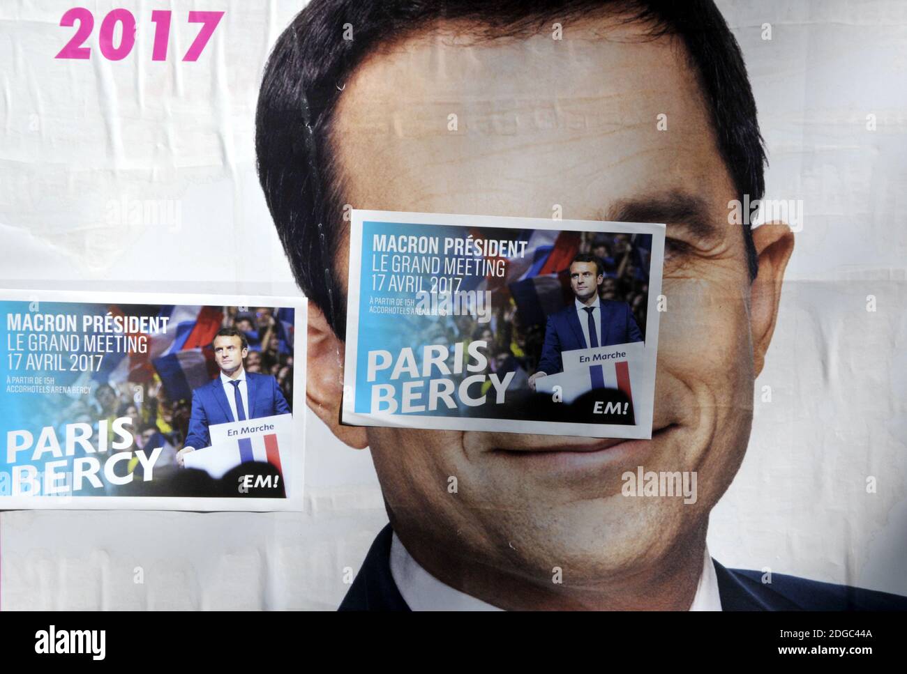 Am 9. April 2017 sind in Paris, Frankreich, Wahlplakate zu sehen, die Kandidaten für die Präsidentschaftswahl 2017 Emmanuel Macron, Benoit Hamon, Francois Fillon, Jean-Luc Melenchon und Marine Le Pen zeigen. Foto von Alain Apaydin/ABACAPRESS.COM Stockfoto