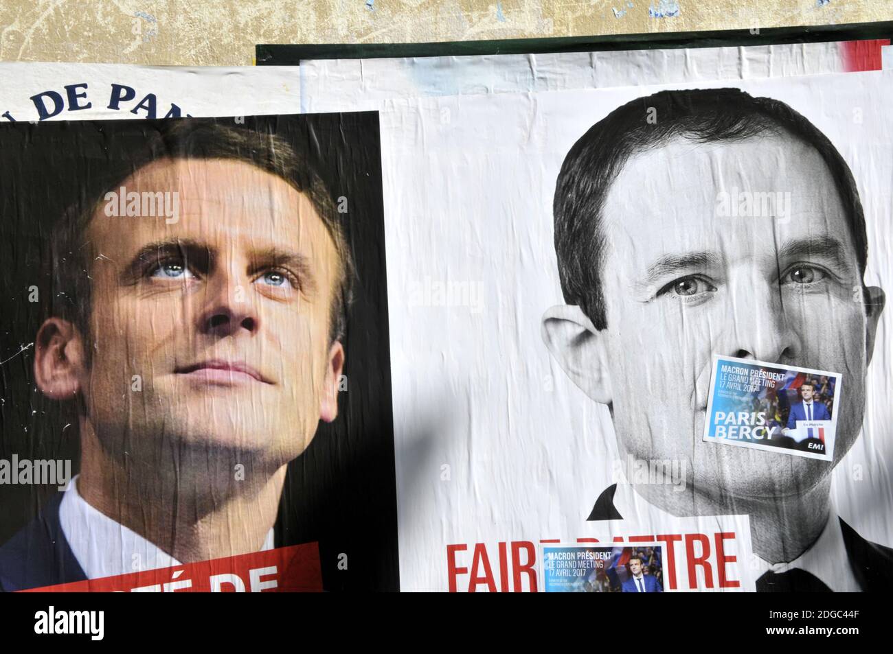 Am 9. April 2017 sind in Paris, Frankreich, Wahlplakate zu sehen, die Kandidaten für die Präsidentschaftswahl 2017 Emmanuel Macron, Benoit Hamon, Francois Fillon, Jean-Luc Melenchon und Marine Le Pen zeigen. Foto von Alain Apaydin/ABACAPRESS.COM Stockfoto