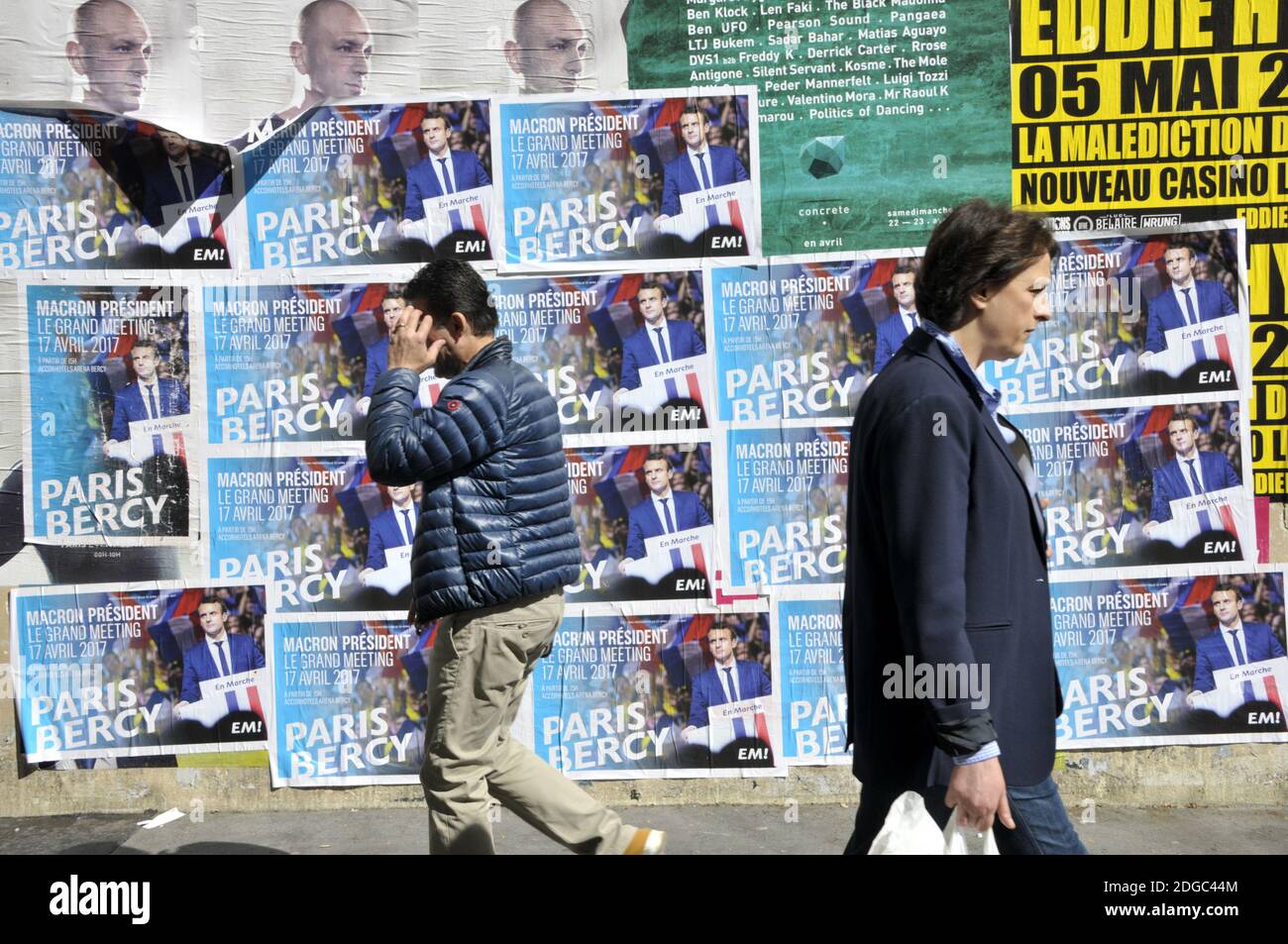Am 9. April 2017 sind in Paris, Frankreich, Wahlplakate zu sehen, die Kandidaten für die Präsidentschaftswahl 2017 Emmanuel Macron, Benoit Hamon, Francois Fillon, Jean-Luc Melenchon und Marine Le Pen zeigen. Foto von Alain Apaydin/ABACAPRESS.COM Stockfoto