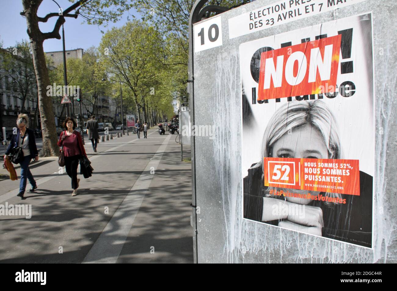 Am 9. April 2017 sind in Paris, Frankreich, Wahlplakate zu sehen, die Kandidaten für die Präsidentschaftswahl 2017 Emmanuel Macron, Benoit Hamon, Francois Fillon, Jean-Luc Melenchon und Marine Le Pen zeigen. Foto von Alain Apaydin/ABACAPRESS.COM Stockfoto