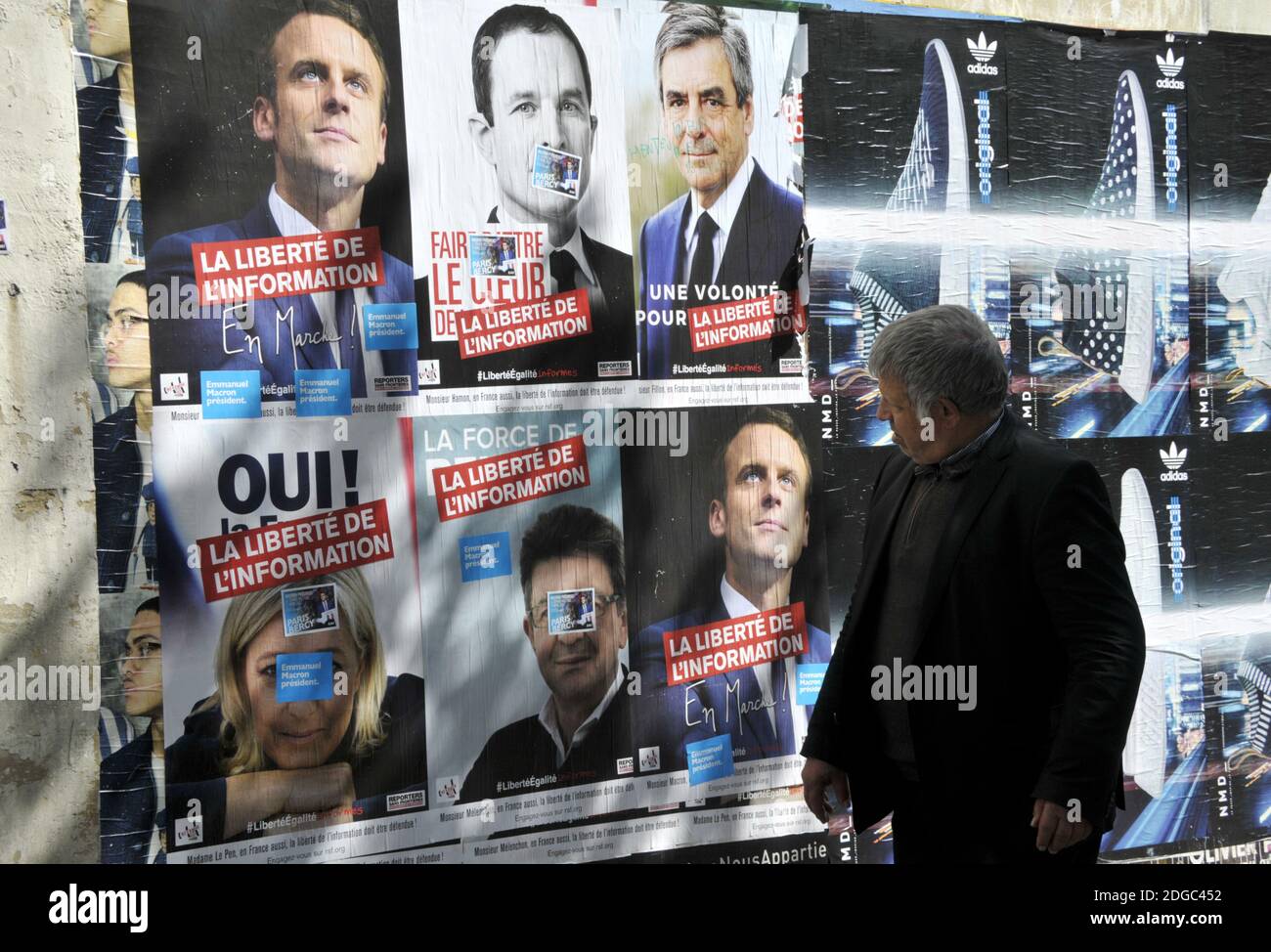 Am 9. April 2017 sind in Paris, Frankreich, Wahlplakate zu sehen, die Kandidaten für die Präsidentschaftswahl 2017 Emmanuel Macron, Benoit Hamon, Francois Fillon, Jean-Luc Melenchon und Marine Le Pen zeigen. Foto von Alain Apaydin/ABACAPRESS.COM Stockfoto