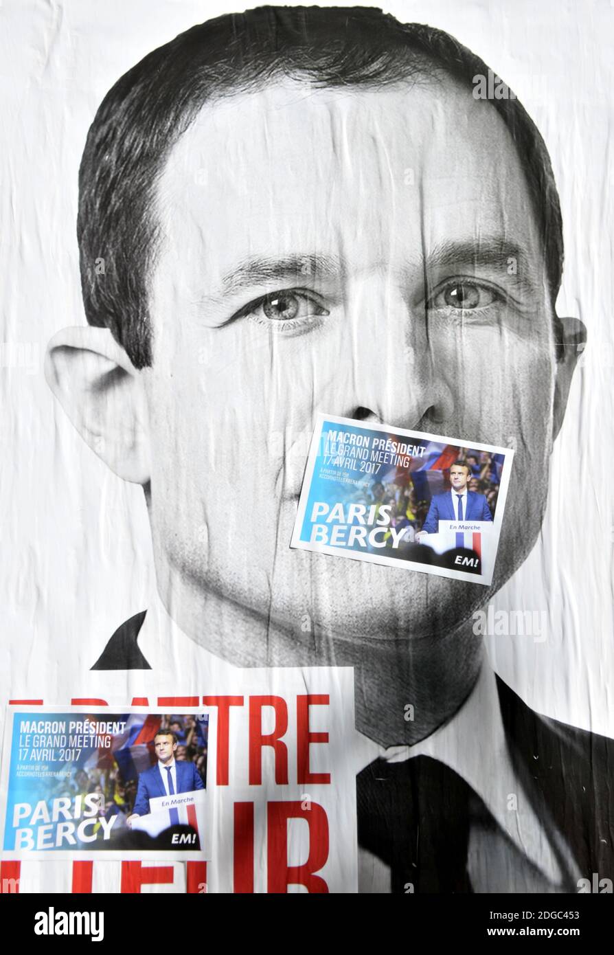Am 9. April 2017 sind in Paris, Frankreich, Wahlplakate zu sehen, die Kandidaten für die Präsidentschaftswahl 2017 Emmanuel Macron, Benoit Hamon, Francois Fillon, Jean-Luc Melenchon und Marine Le Pen zeigen. Foto von Alain Apaydin/ABACAPRESS.COM Stockfoto