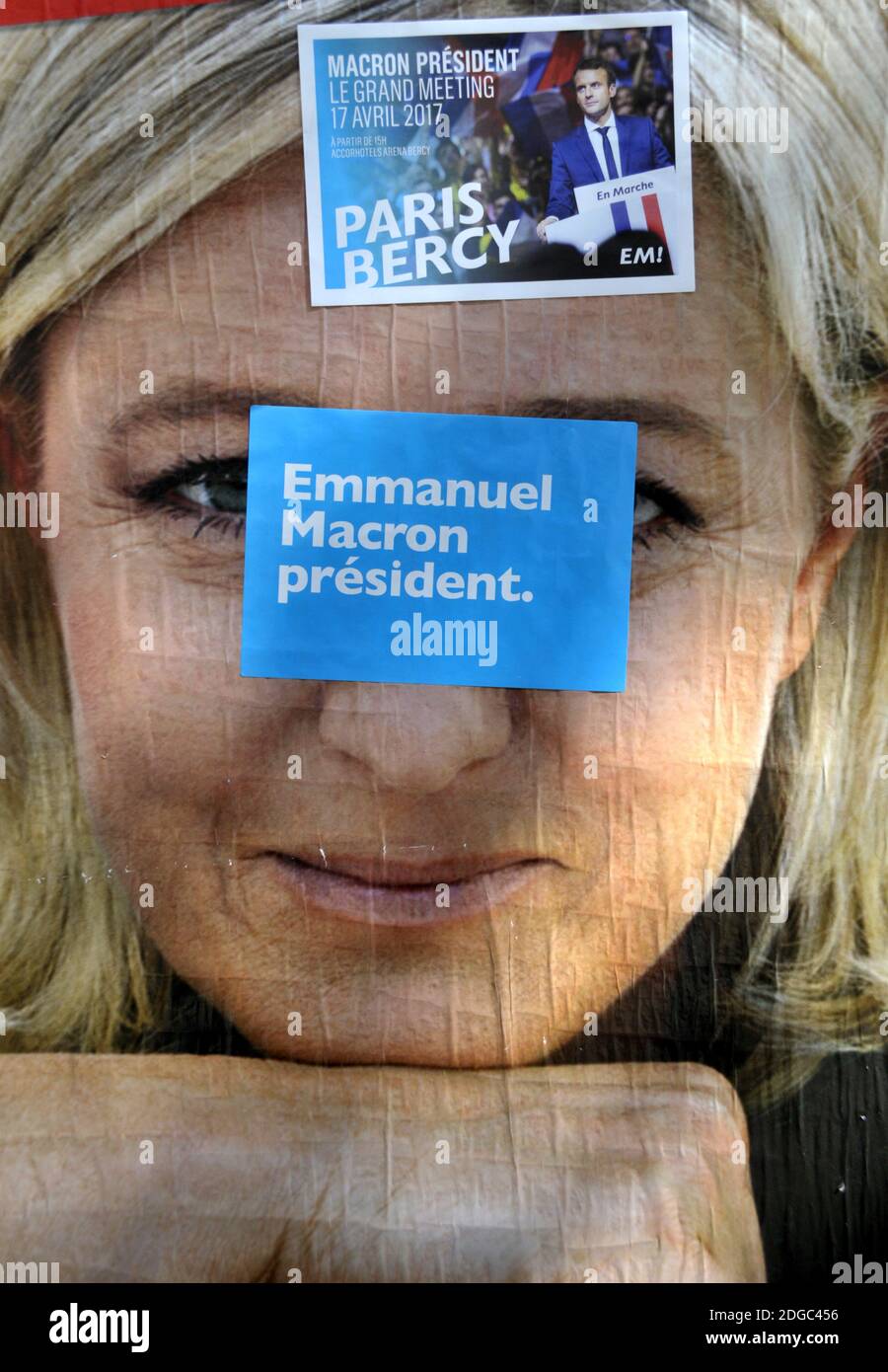 Am 9. April 2017 sind in Paris, Frankreich, Wahlplakate zu sehen, die Kandidaten für die Präsidentschaftswahl 2017 Emmanuel Macron, Benoit Hamon, Francois Fillon, Jean-Luc Melenchon und Marine Le Pen zeigen. Foto von Alain Apaydin/ABACAPRESS.COM Stockfoto