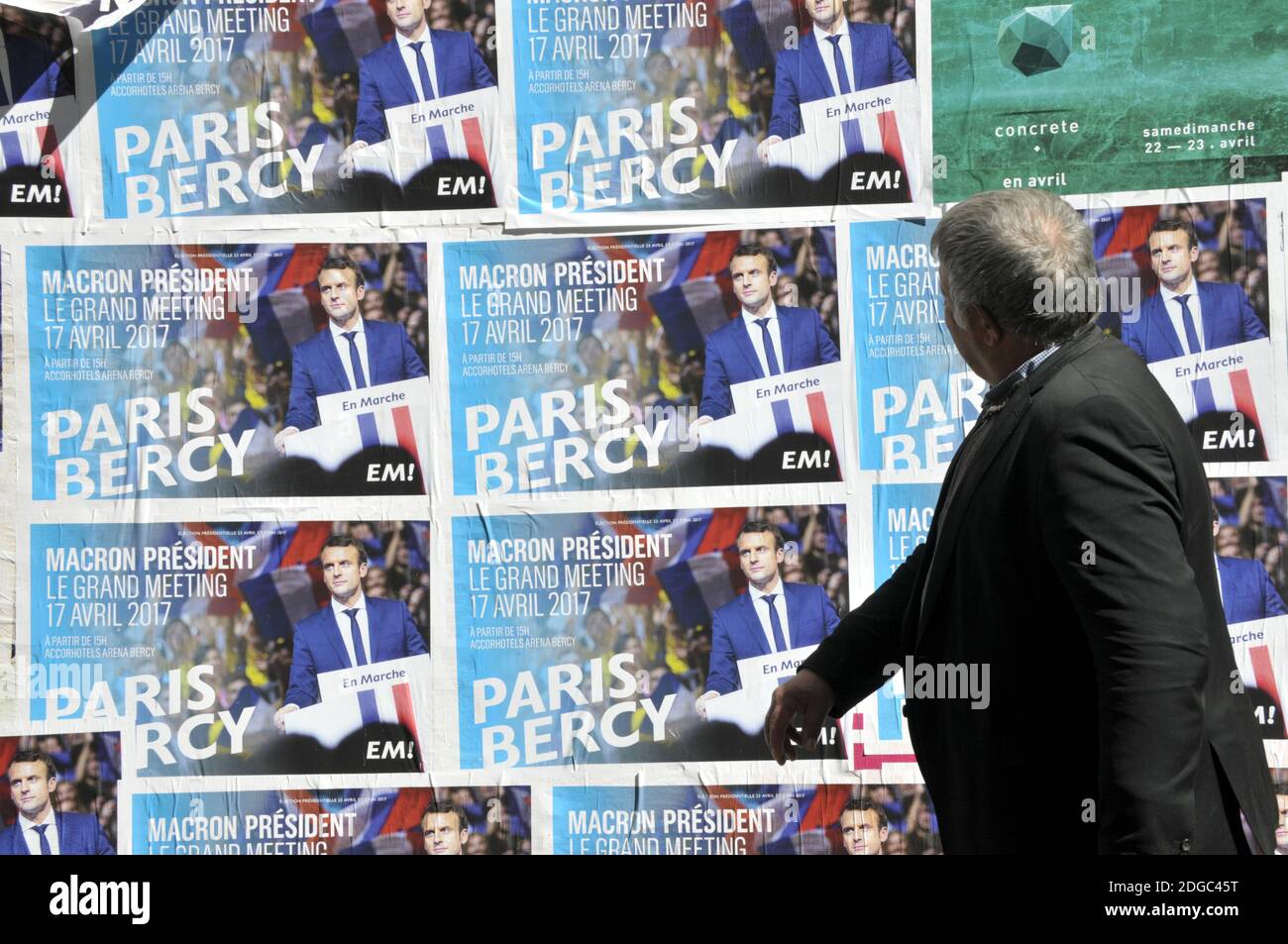 Am 9. April 2017 sind in Paris, Frankreich, Wahlplakate zu sehen, die Kandidaten für die Präsidentschaftswahl 2017 Emmanuel Macron, Benoit Hamon, Francois Fillon, Jean-Luc Melenchon und Marine Le Pen zeigen. Foto von Alain Apaydin/ABACAPRESS.COM Stockfoto
