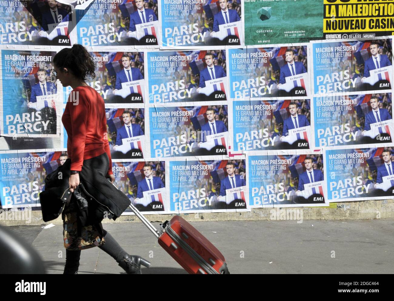 Am 9. April 2017 sind in Paris, Frankreich, Wahlplakate zu sehen, die Kandidaten für die Präsidentschaftswahl 2017 Emmanuel Macron, Benoit Hamon, Francois Fillon, Jean-Luc Melenchon und Marine Le Pen zeigen. Foto von Alain Apaydin/ABACAPRESS.COM Stockfoto