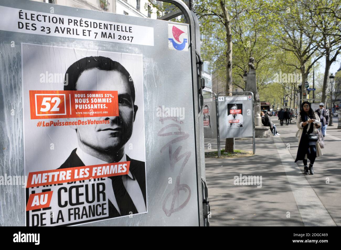 Am 9. April 2017 sind in Paris, Frankreich, Wahlplakate zu sehen, die Kandidaten für die Präsidentschaftswahl 2017 Emmanuel Macron, Benoit Hamon, Francois Fillon, Jean-Luc Melenchon und Marine Le Pen zeigen. Foto von Alain Apaydin/ABACAPRESS.COM Stockfoto