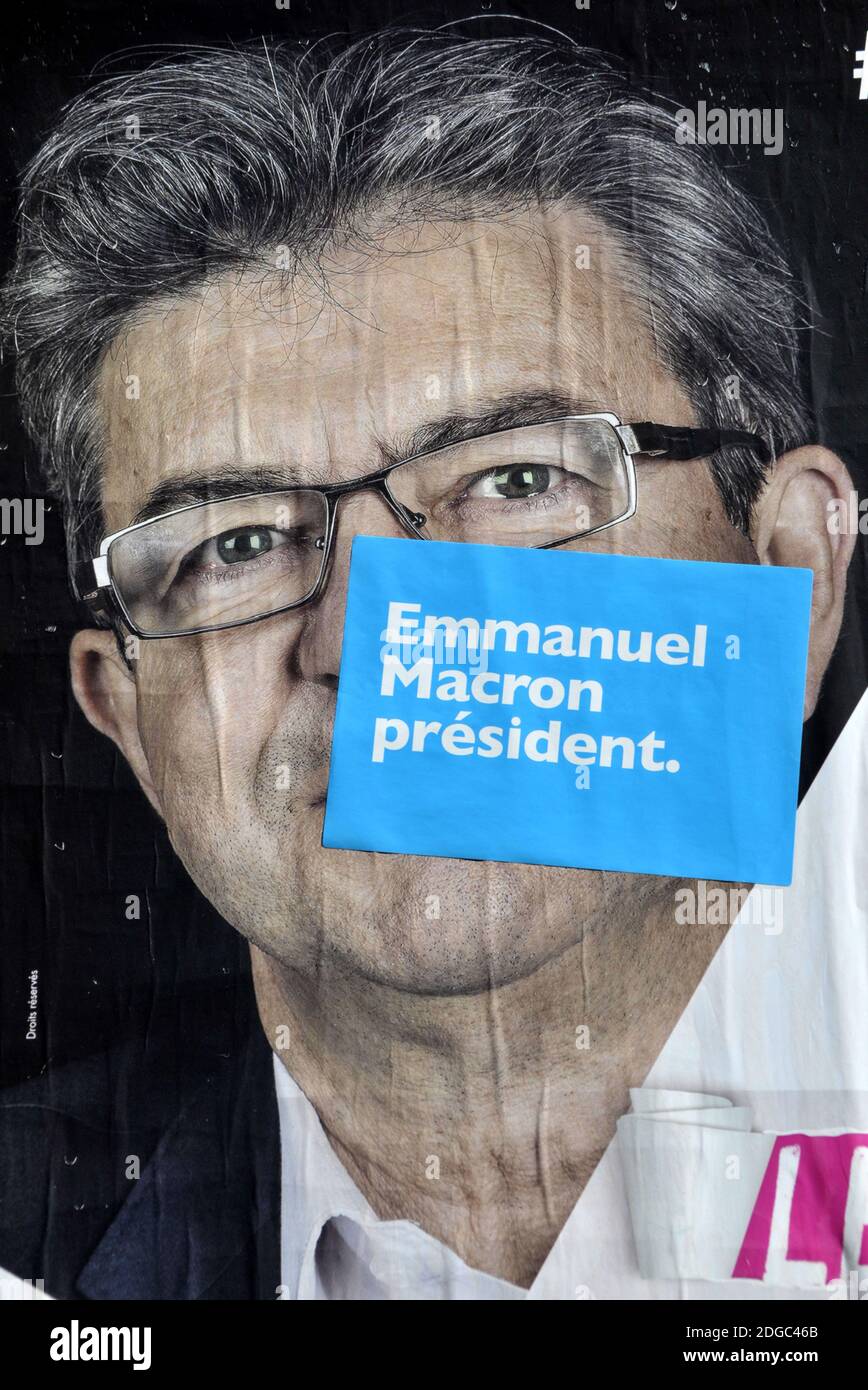 Am 9. April 2017 sind in Paris, Frankreich, Wahlplakate zu sehen, die Kandidaten für die Präsidentschaftswahl 2017 Emmanuel Macron, Benoit Hamon, Francois Fillon, Jean-Luc Melenchon und Marine Le Pen zeigen. Foto von Alain Apaydin/ABACAPRESS.COM Stockfoto