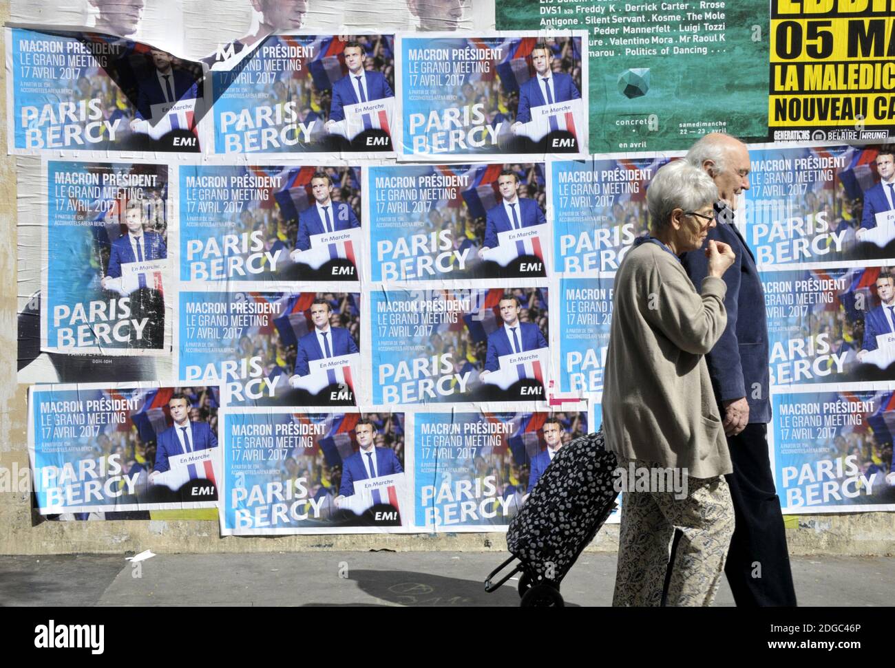 Am 9. April 2017 sind in Paris, Frankreich, Wahlplakate zu sehen, die Kandidaten für die Präsidentschaftswahl 2017 Emmanuel Macron, Benoit Hamon, Francois Fillon, Jean-Luc Melenchon und Marine Le Pen zeigen. Foto von Alain Apaydin/ABACAPRESS.COM Stockfoto