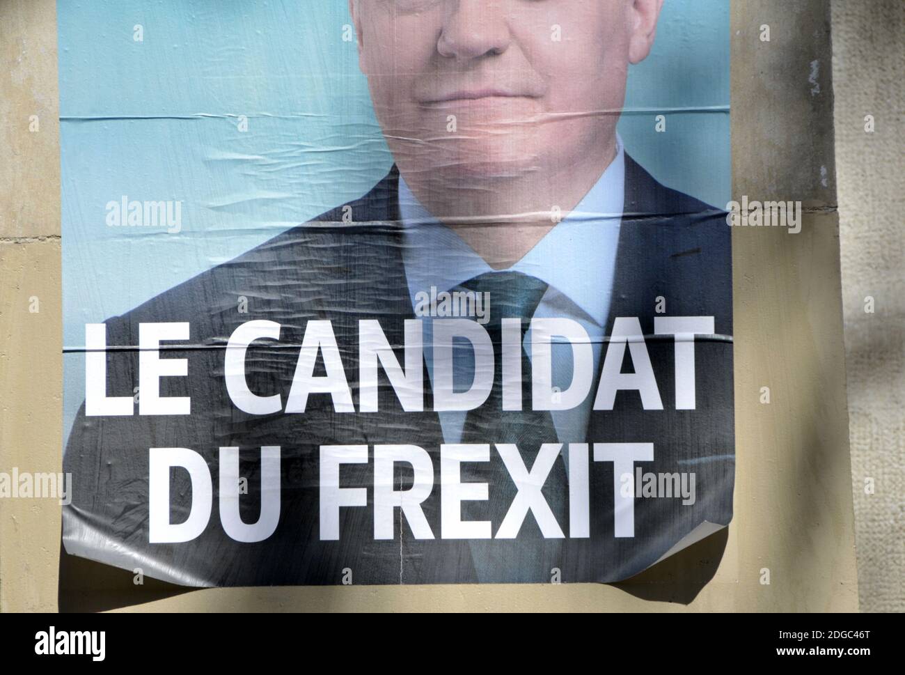 Am 9. April 2017 sind in Paris, Frankreich, Wahlplakate zu sehen, die Kandidaten für die Präsidentschaftswahl 2017 Emmanuel Macron, Benoit Hamon, Francois Fillon, Jean-Luc Melenchon und Marine Le Pen zeigen. Foto von Alain Apaydin/ABACAPRESS.COM Stockfoto