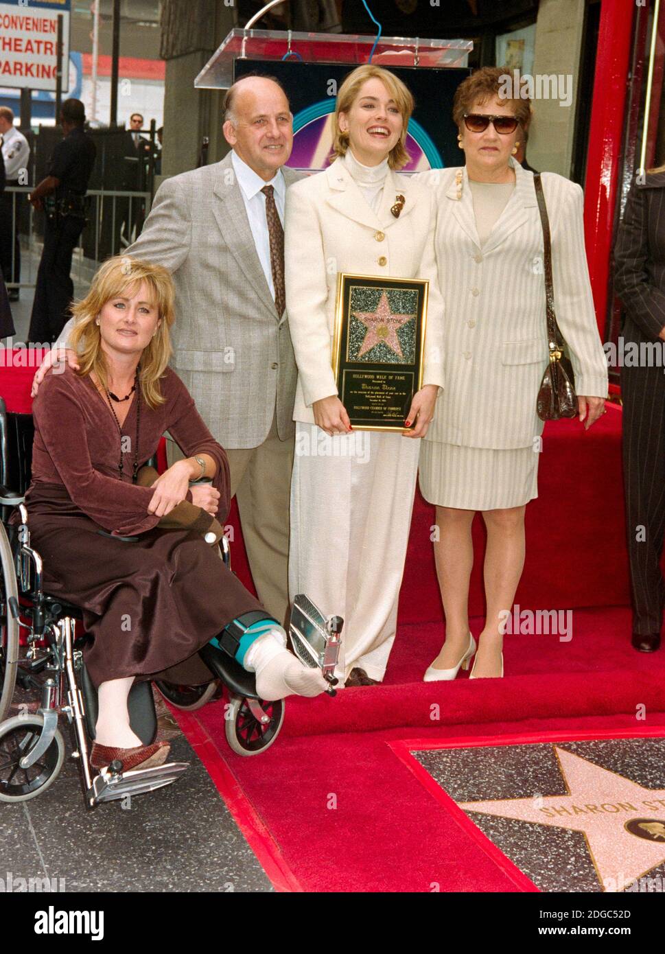 ARCHIV: LOS ANGELES, CA. 16. November 1995: Schauspielerin Sharon Stone mit ihren Eltern & Schwester Kelly Stone, als sie auf dem Hollywood Walk of Fame in Los Angeles mit einem Stern geehrt wird. Datei Foto © Paul Smith/Featureflash Stockfoto