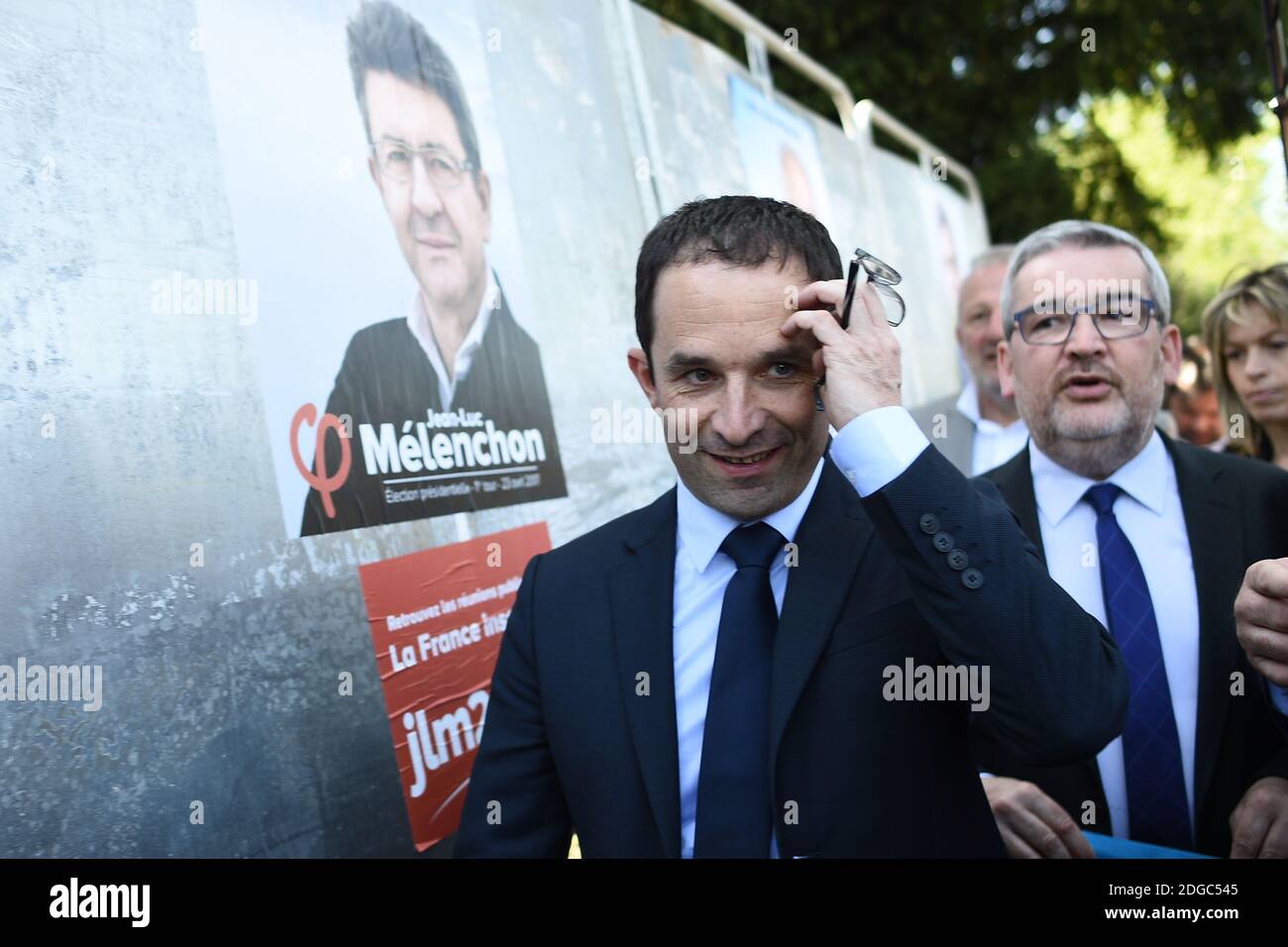 Benoit Hamon, Kandidat der Sozialistischen Partei Frankreichs (PS) für die bevorstehenden Präsidentschaftswahlen, fährt am 12. April 2017 auf einer Wahlkampfreise durch die Region Ile-de-France in Villiers-le-Bel bei Paris an Wahlkampfplakaten vorbei. Foto von Eliot Blondt/ABACAPRESS.COM Stockfoto