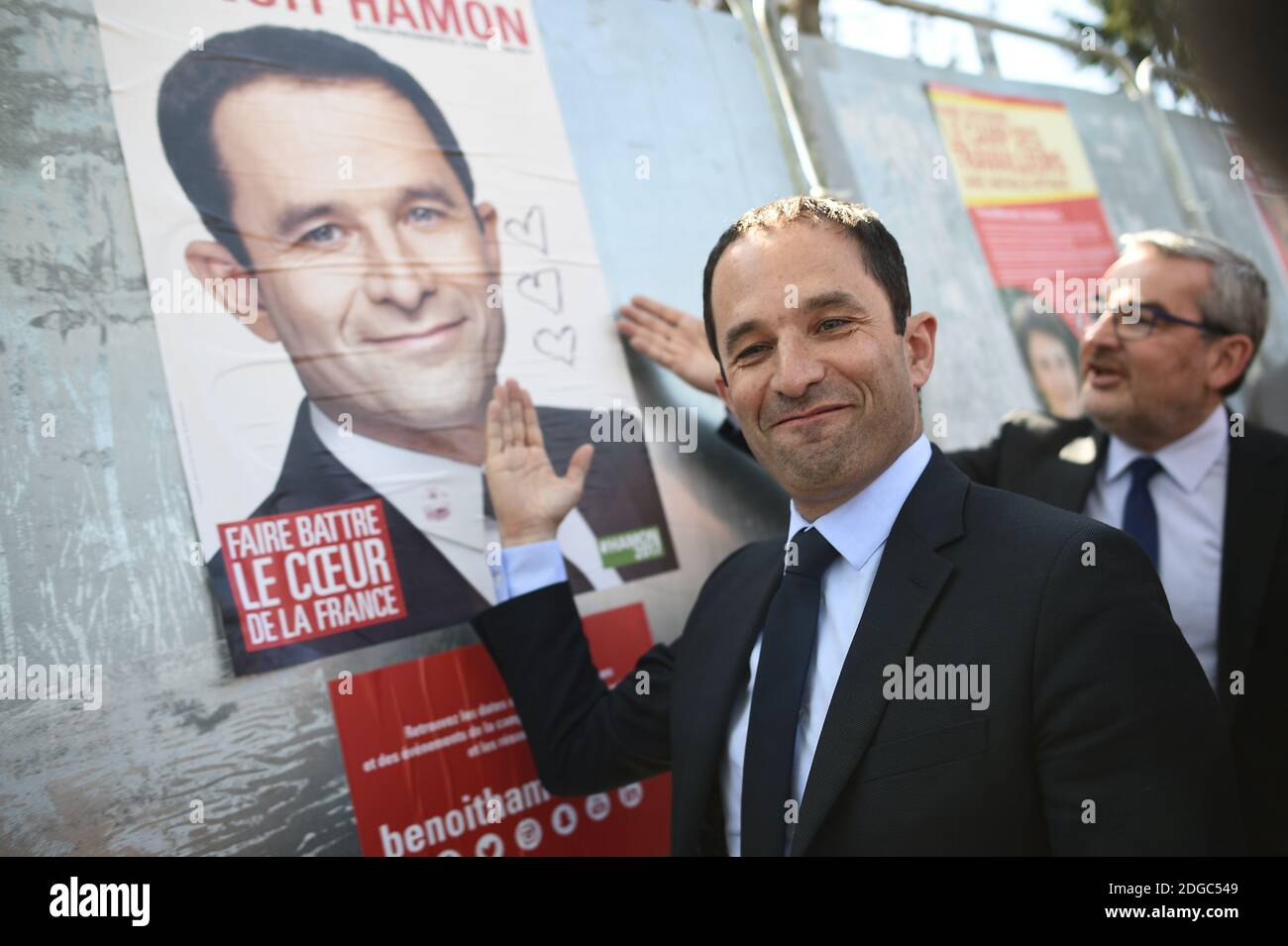 Benoit Hamon, Kandidat der Sozialistischen Partei Frankreichs (PS) für die bevorstehenden Präsidentschaftswahlen, fährt am 12. April 2017 auf einer Wahlkampfreise durch die Region Ile-de-France in Villiers-le-Bel bei Paris an Wahlkampfplakaten vorbei. Foto von Eliot Blondt/ABACAPRESS.COM Stockfoto