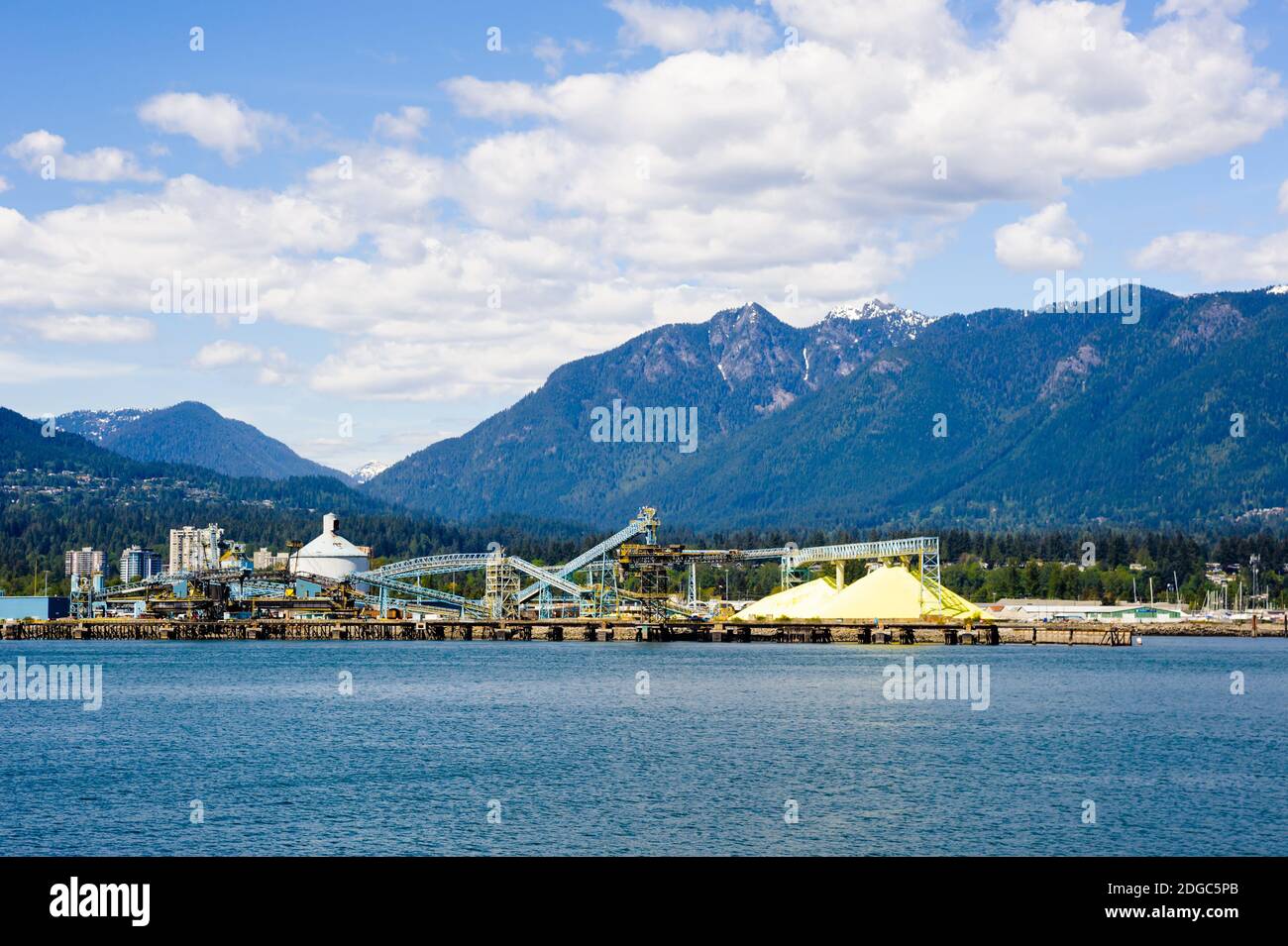 VANCOUVER, BC, KANADA - 08. MAI 2019: Industriehafenanlagen am Nordufer des Hafens von Vancouver. Stockfoto