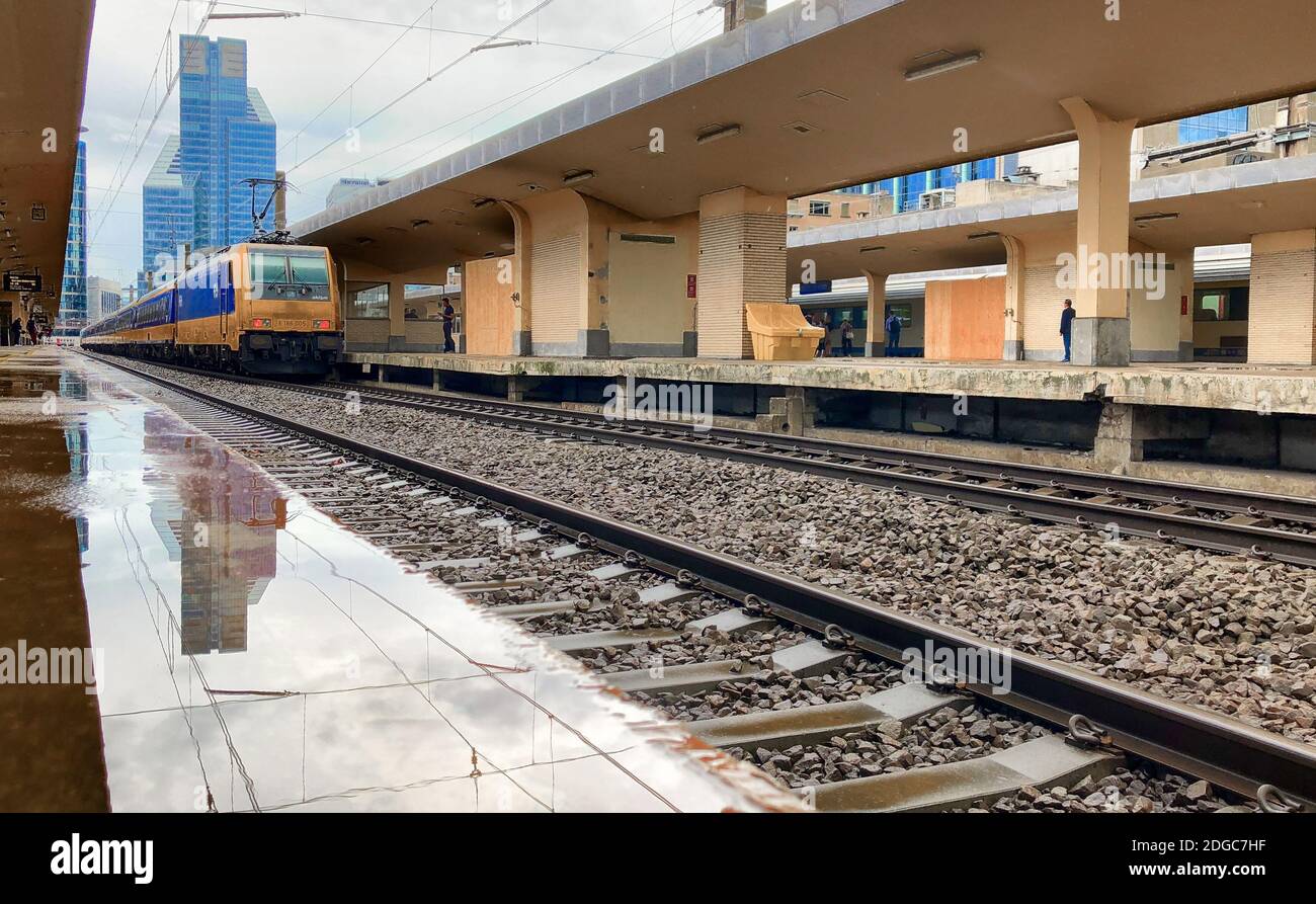 Brüssel, Belgien - Juni 2019: Züge kommen am Bahnhof Brüssel-Nord an. Stockfoto