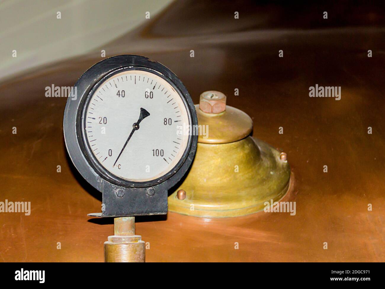 Industrielles Hintergrunddruckmessgerät zur Bestimmung des Drucks gegenüber dem Kupferfarbtank mit einem Stockfoto