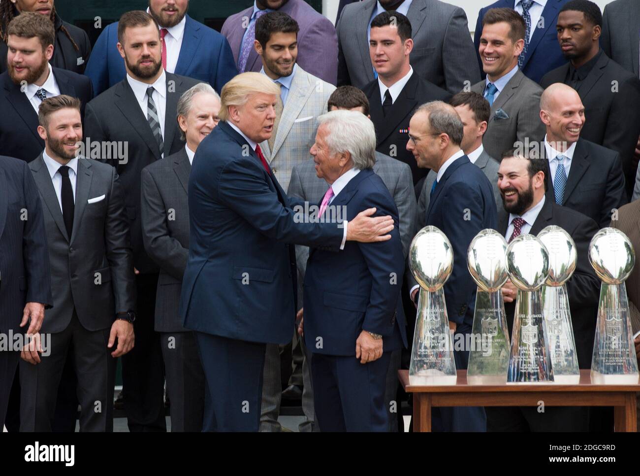 19. April 2017 - Präsident Donald Trump begrüßt Besitzer Robert Kraft, als er die Super Bowl Champions, die New England Patriots, im Weißen Haus auf dem South Lawn begrüßt. (Molly Riley/Polaris) Stockfoto