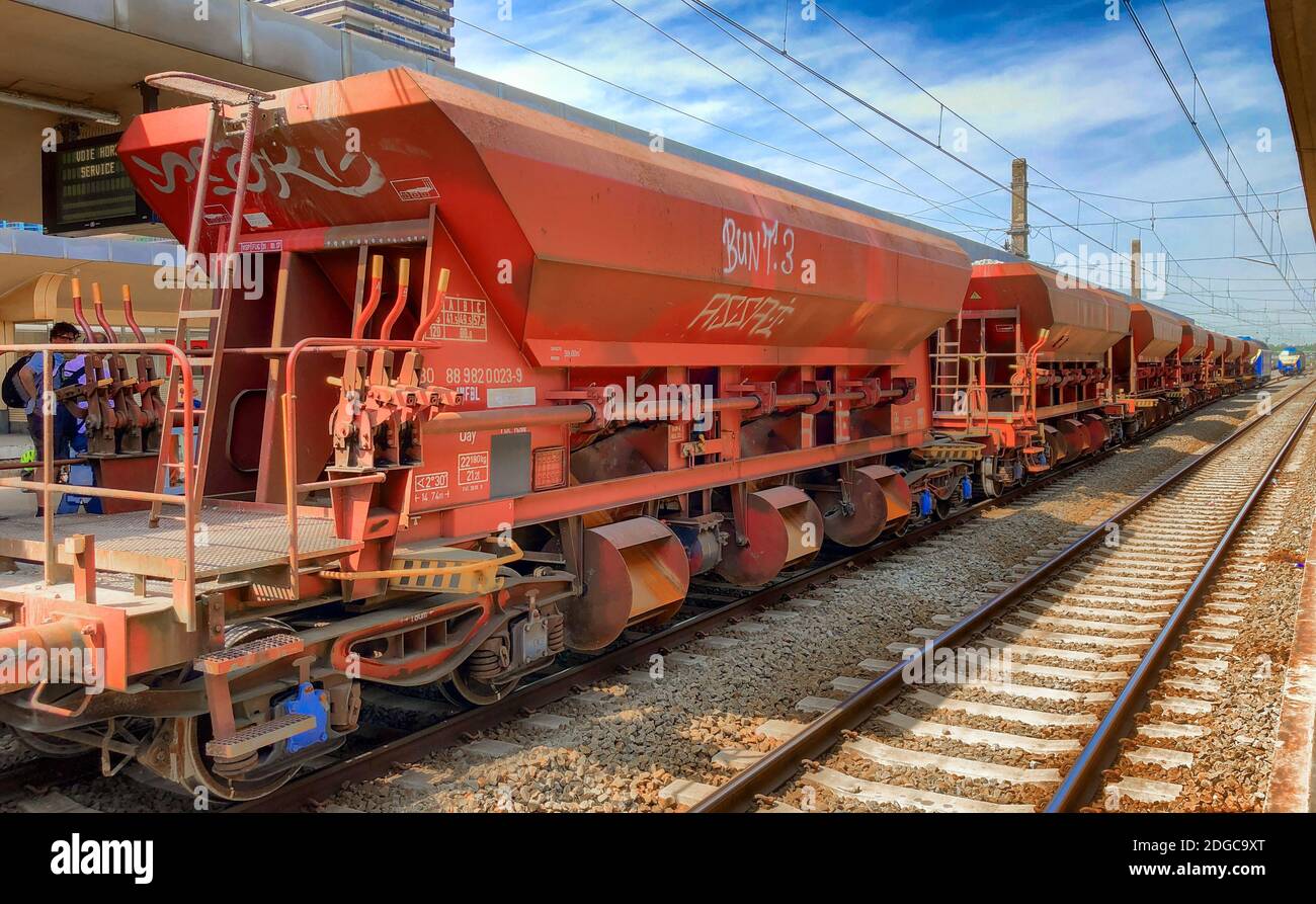 Brüssel, Belgien - Juni 2019: Güterzug auf dem Bahnsteig im Bahnhof Brüssel-Nord. Stockfoto