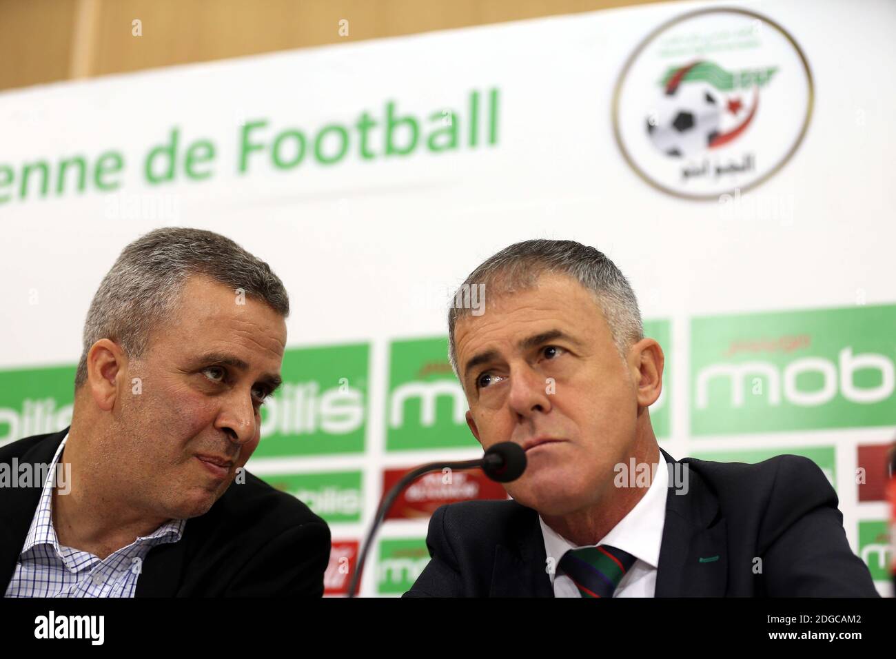 Der spanische Trainer Lucas Alcaraz nimmt am 19. April 2017 an einer Pressekonferenz in Algier, Algerien, Teil, nachdem er als neuer Cheftrainer für die algerische Fußballnationalmannschaft angekündigt wurde. Alcaraz hatte zuvor die spanischen Seiten Granada, Levante und Recreativo de Huelva trainiert. Foto von Bilral Bensalem/ABACAPRESS.COM Stockfoto