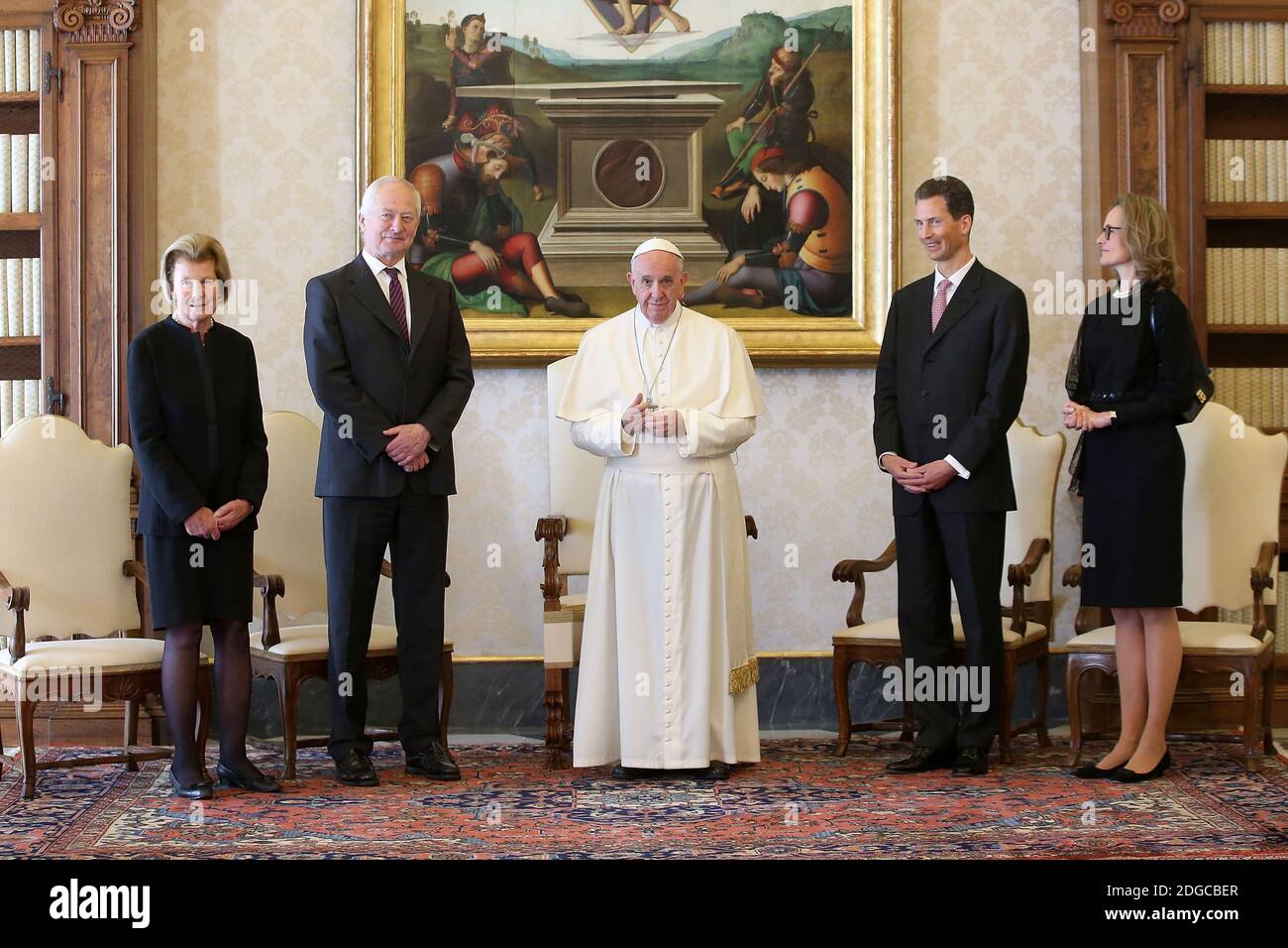 Papst Franziskus trifft mit Fürst Hans-Adam von Liechtenstein seine Gattin Prinzessin Marie und Erbprinz Alois von Liechtenstein und seine Gattin Prinzessin Sophie von Liechtenstein bei einer Audienz im Apostolischen Palast am 22. April 2017 im Vatikan. Foto von ABACAPRESS.COM Stockfoto