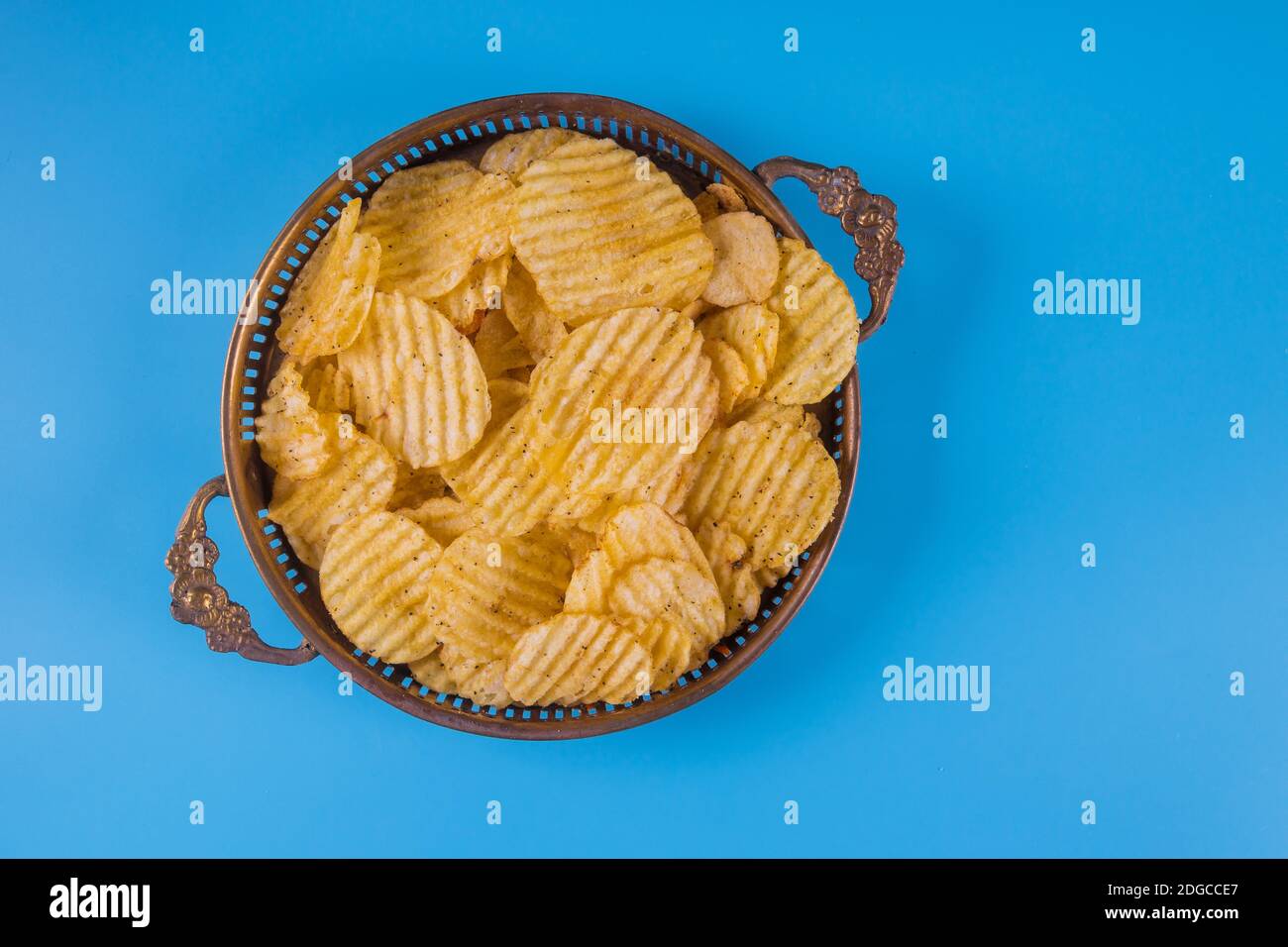 Blaue kartoffelchips -Fotos und -Bildmaterial in hoher Auflösung – Alamy