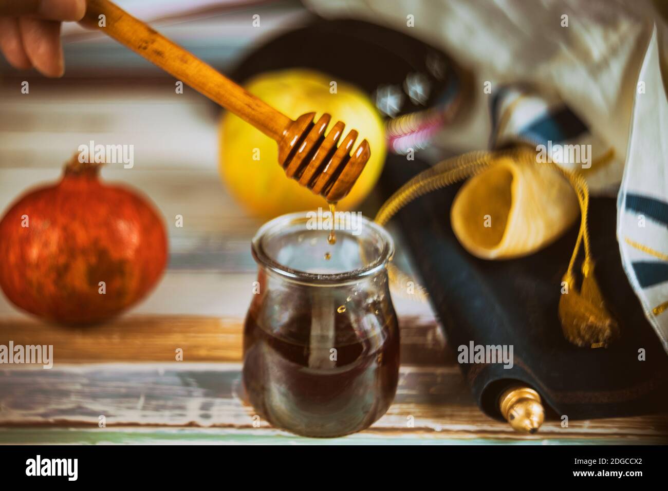 Apfel und Honig, traditionelle Lebensmittel des jüdischen Neujahr Rosch Hashana torah Buch, kippah yamolka talit Stockfoto