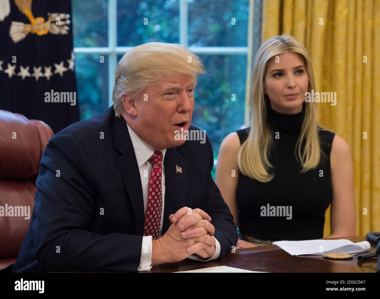 24. April 2017 - Präsident Donald Trump spricht mit seiner Tochter Ivanka während einer Videokonferenz mit NASA-Astronauten an Bord der Internationalen Raumstation im Oval Office im Weißen Haus. (Molly Riley/Polaris) Stockfoto