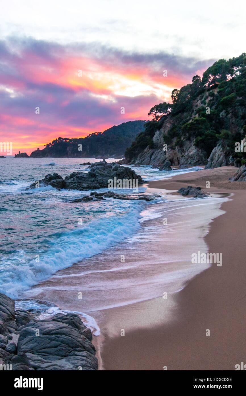 Girona, Spanien. Dezember 2020. Welliges Mittelmeer bei Sonnenuntergang in Cala Sa Boadella bei Lloret de Mar, Spanien. Kredit: Dino Geromella / Alamy Live Nachrichten Stockfoto