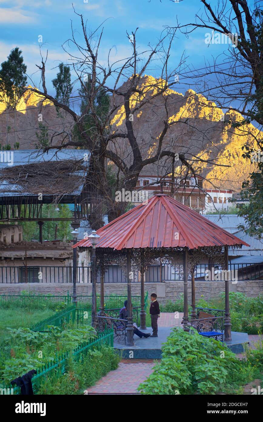 Ladakhi Schüler in einem Park, zentralen Leh, Ladakh, Jammu und Kaschmir, Indien Stockfoto