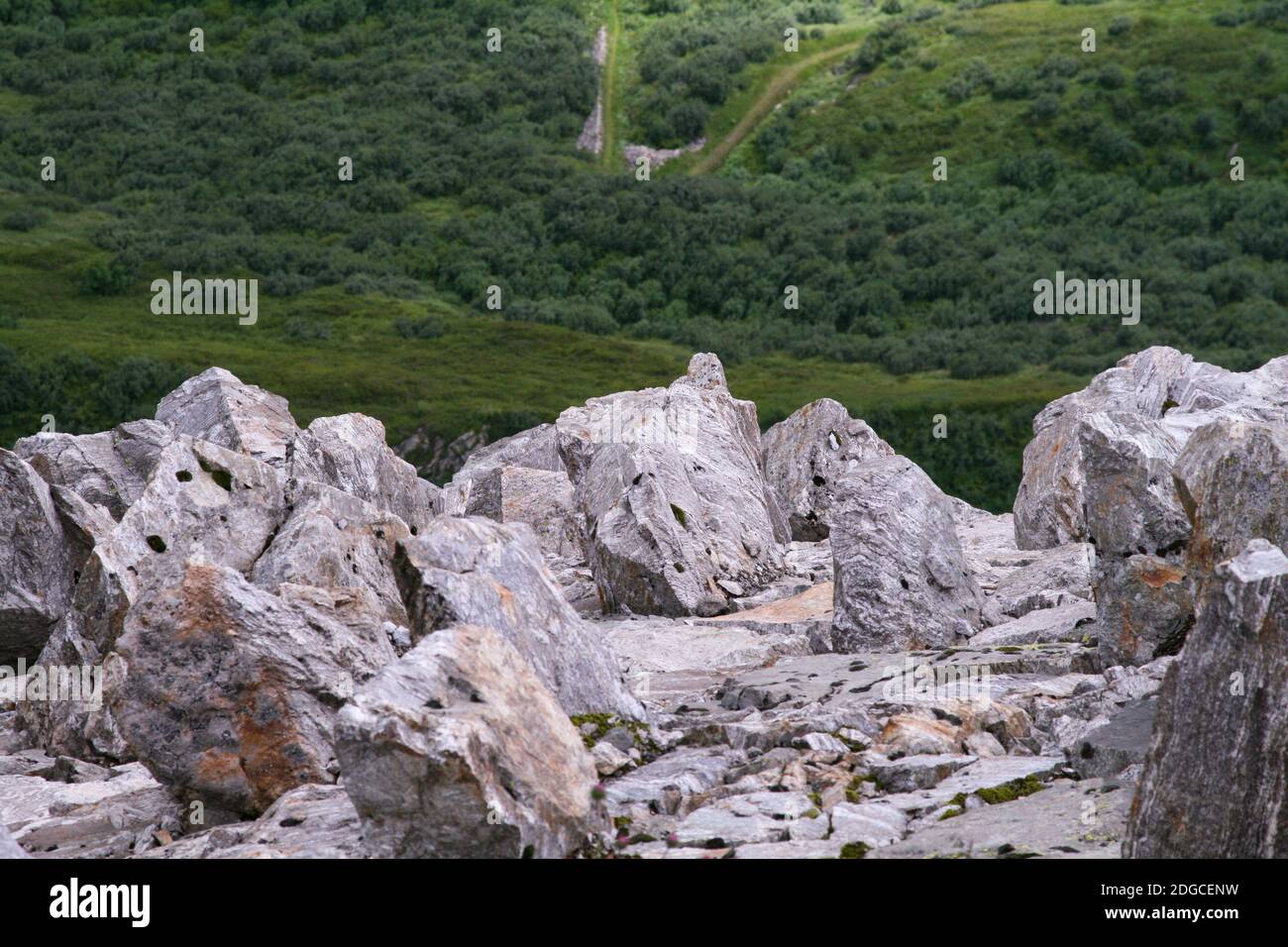 Steile Abgründe auf dem Berg Stockfoto