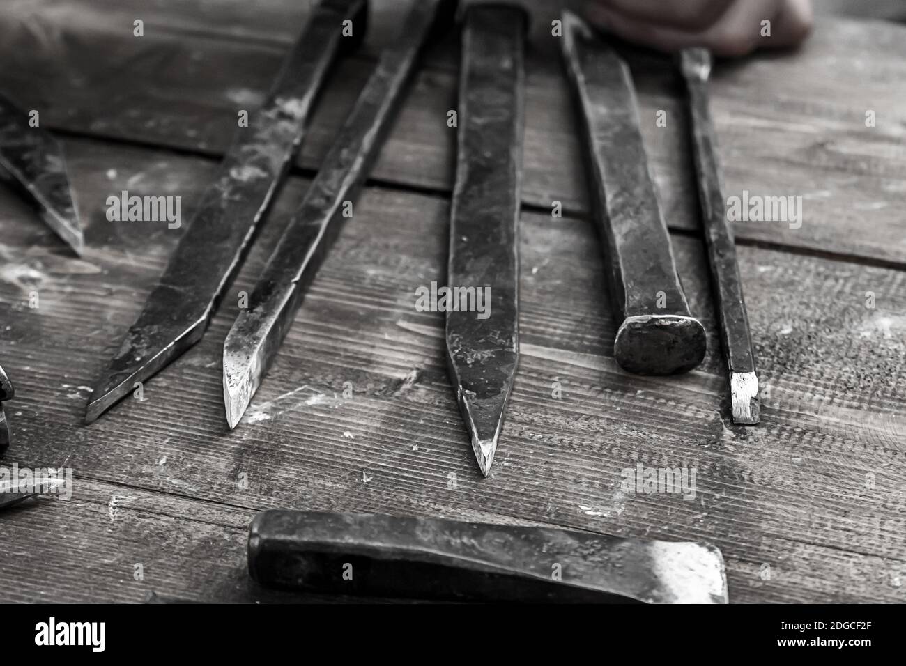 Altes Werkzeug Eisen Meißel für die Arbeit, Schneiden Holzmuster getönt Stockfoto