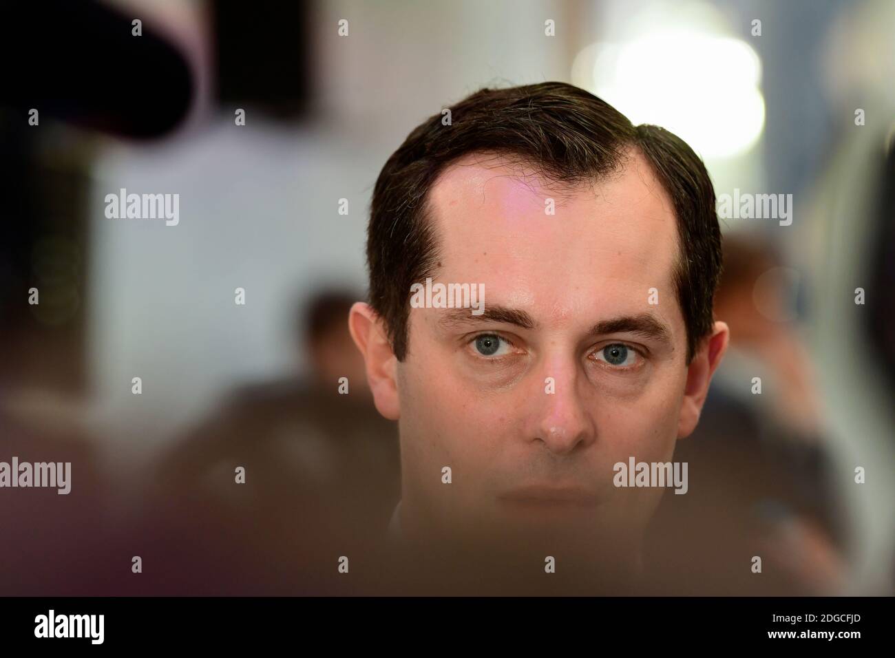 Nicolas Bay blickt auf eine gemeinsame Erklärung des französischen Präsidentschaftskandidaten für die rechtsextreme Front National und des ehemaligen französischen Präsidentschaftskandidaten für die rechtsgerichtete Debout la France am 29. April 2017 in den Salons Hoche in Paris, Frankreich, zurück. Foto von Francois Pauletto/ABACAPRESS.COM Stockfoto