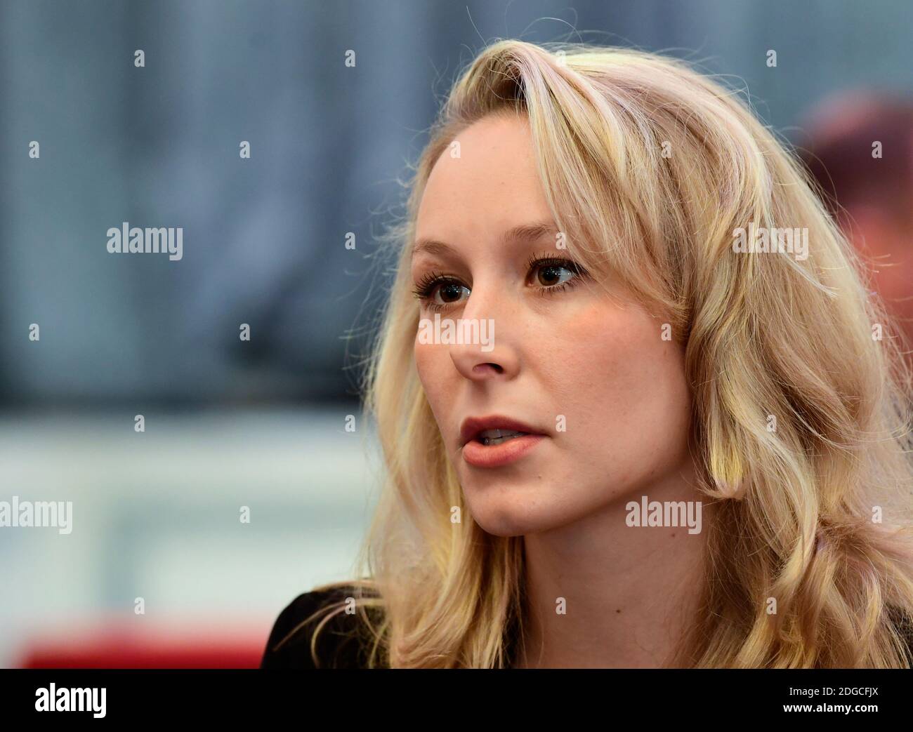 Marion Marechal Le Pen blickt auf eine gemeinsame Erklärung des französischen Präsidentschaftskandidaten für die rechtsextreme Front National und des ehemaligen französischen Präsidentschaftskandidaten für die rechtsgerichtete Debout la France am 29. April 2017 in den Salons Hoche in Paris, Frankreich, zurück. Foto von Francois Pauletto/ABACAPRESS.COM Stockfoto