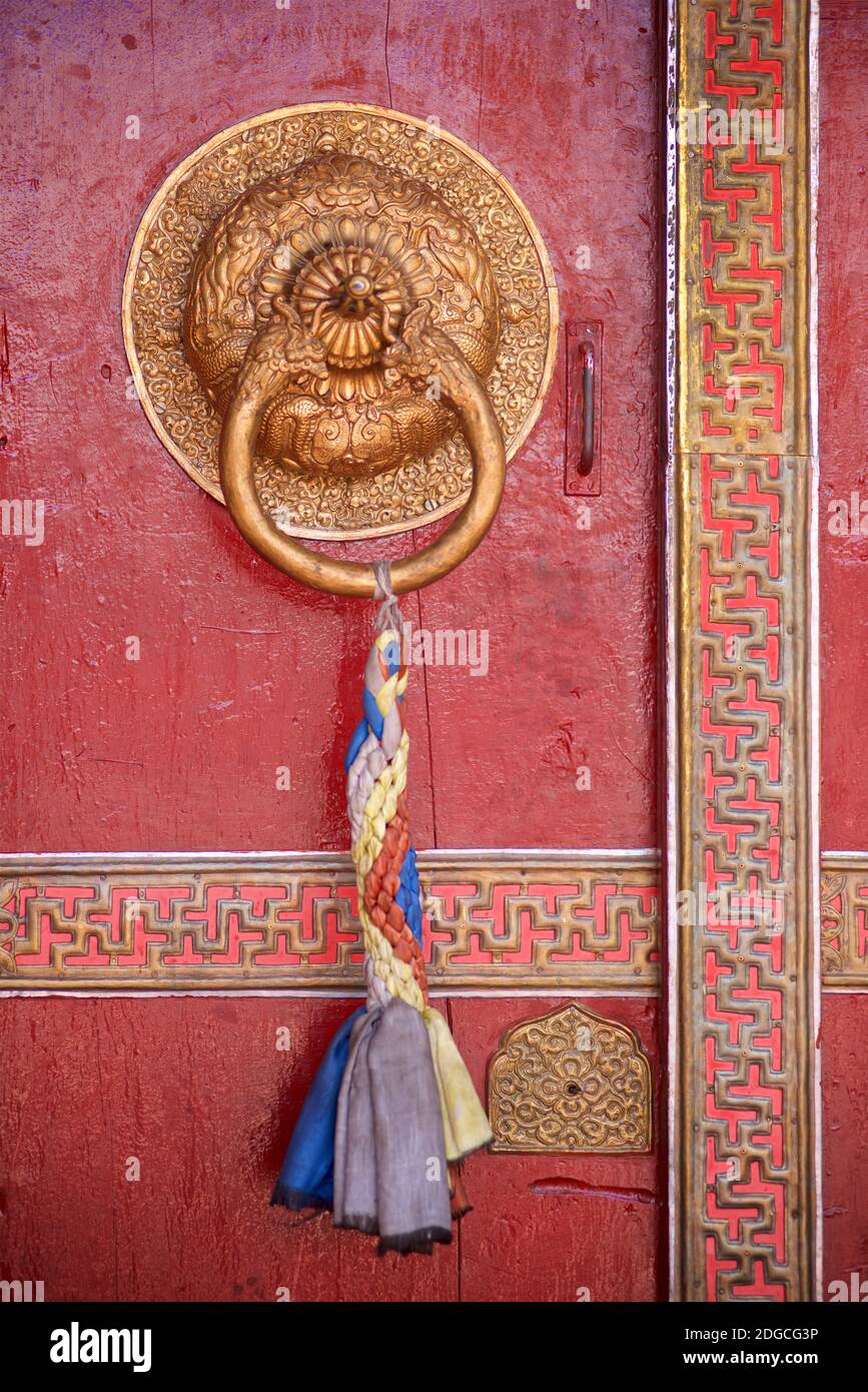 Architektonisches Detail von kunstvollen Messing Türklopfer in Spituk Gompa. Leh, Ladakh, Jammu und Kaschmir, Indien Stockfoto