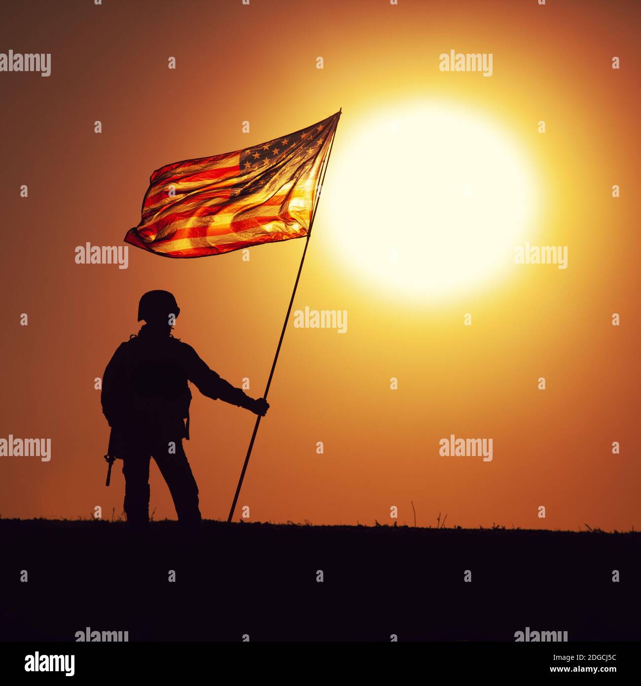 Silhouette der US-Armee Infanterie Soldat, United States Marines Corps Kämpfer am Sonnenuntergang Horizont mit winkenden USA Nationalflagge. Der Heldentum der Soldaten und der Sieg im Kampf, die Ehrung der gefallenen Helden Stockfoto