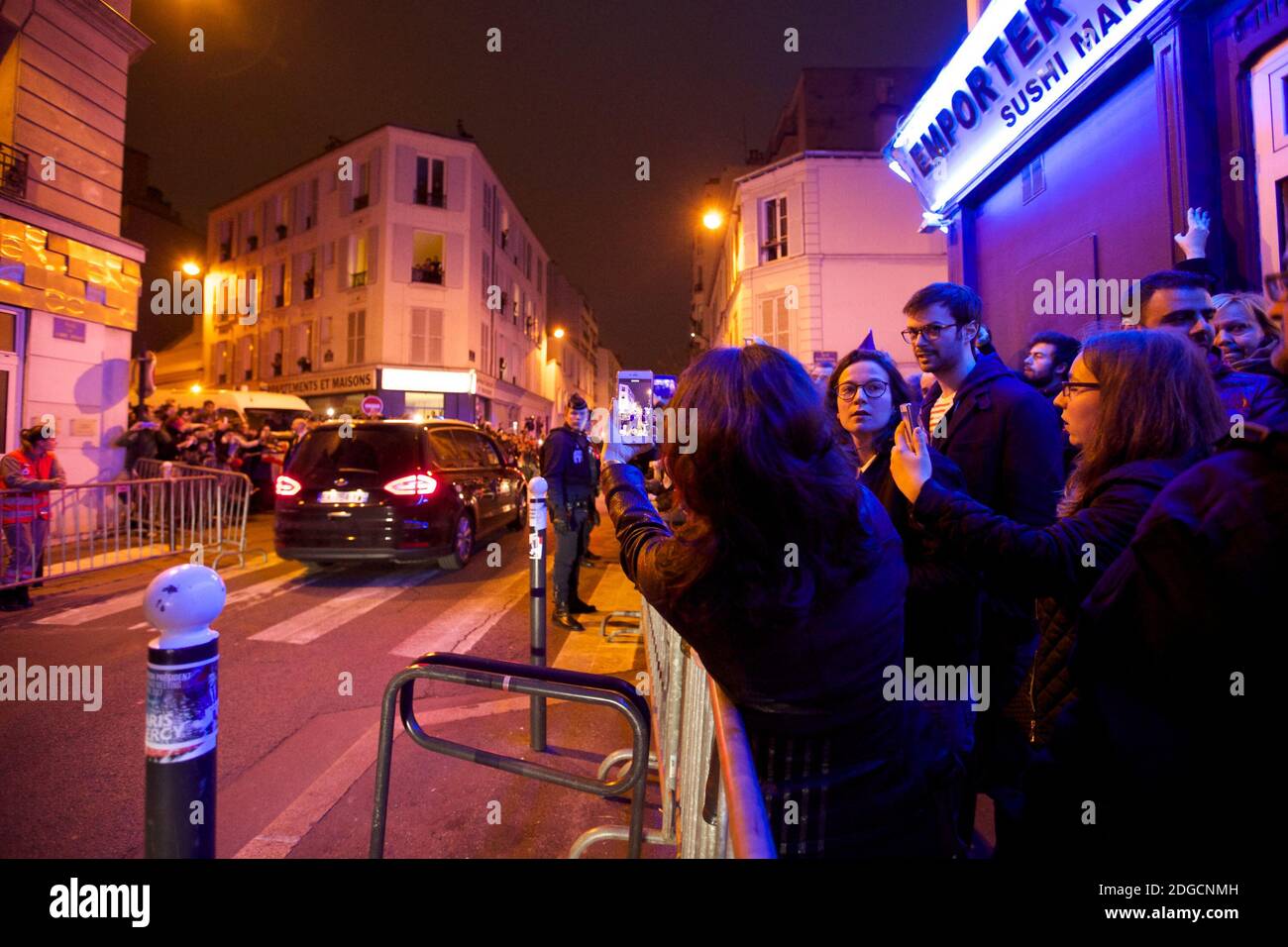 Die Bewohner der Rue de l'Abbe Groult und ihre Anhänger warten darauf, dass Emmanuel Macron am 7. Mai 2017 in seinem Wahlkampfbüro in Paris, Frankreich, eintreffen wird. Foto von Morel-Fort/De Russe/ABACAPRESS.COM Stockfoto