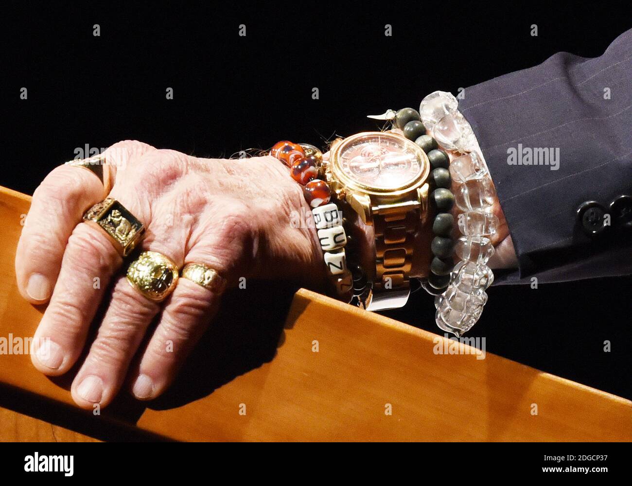 Gemini XII & Apollo XI Astronaut Buzz Aldrin trägt einen Totenkopf Ring und Totenkopf Armband, während er während des Menschen 2 Mars Summit an der George Washington University in Washington, DC, am 9. Mai 2017 spricht. Stockfoto