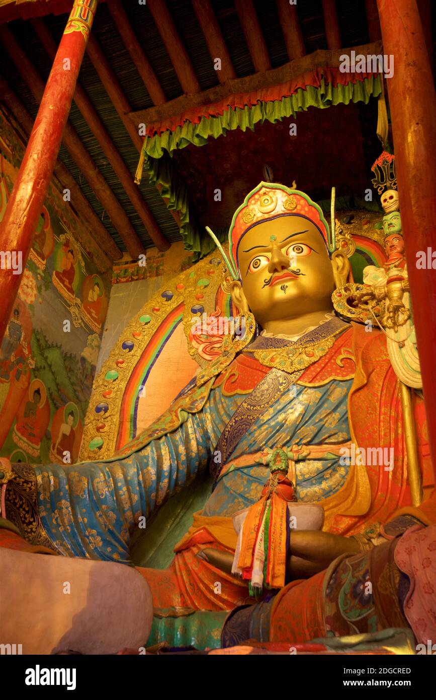 Die 8 m hohe Statue von Padmasambhava (Guru Rinpoche), dem Gründer des tibetischen Buddhismus, im Hemis Kloster, Hemis, Ladakh, Jammu und Kaschmir, Indien Stockfoto