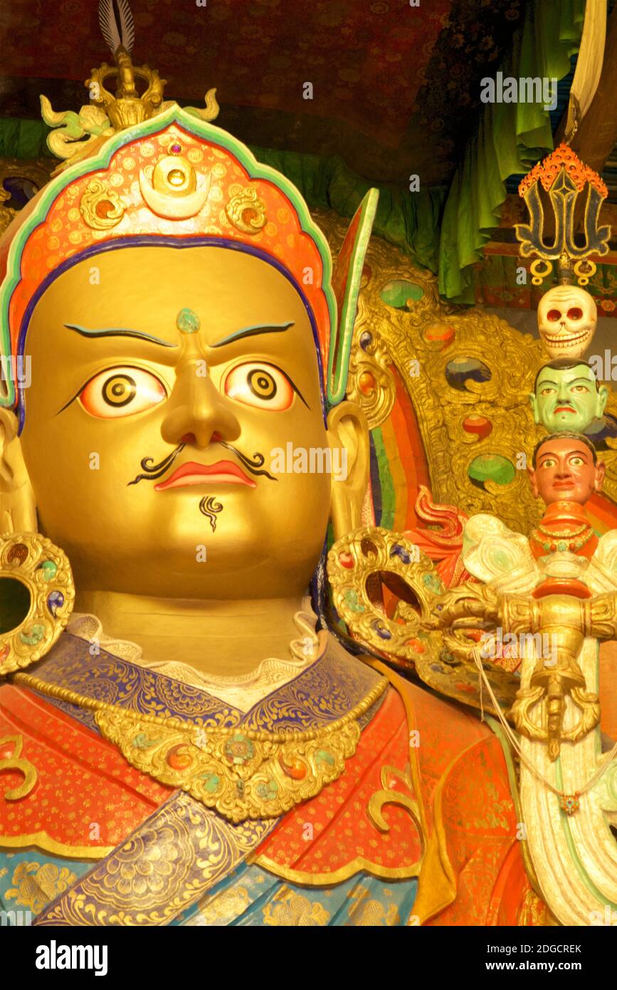 Die 8 m hohe Statue von Padmasambhava (Guru Rinpoche), dem Gründer des tibetischen Buddhismus, im Hemis Kloster, Hemis, Ladakh, Jammu und Kaschmir, Indien Stockfoto