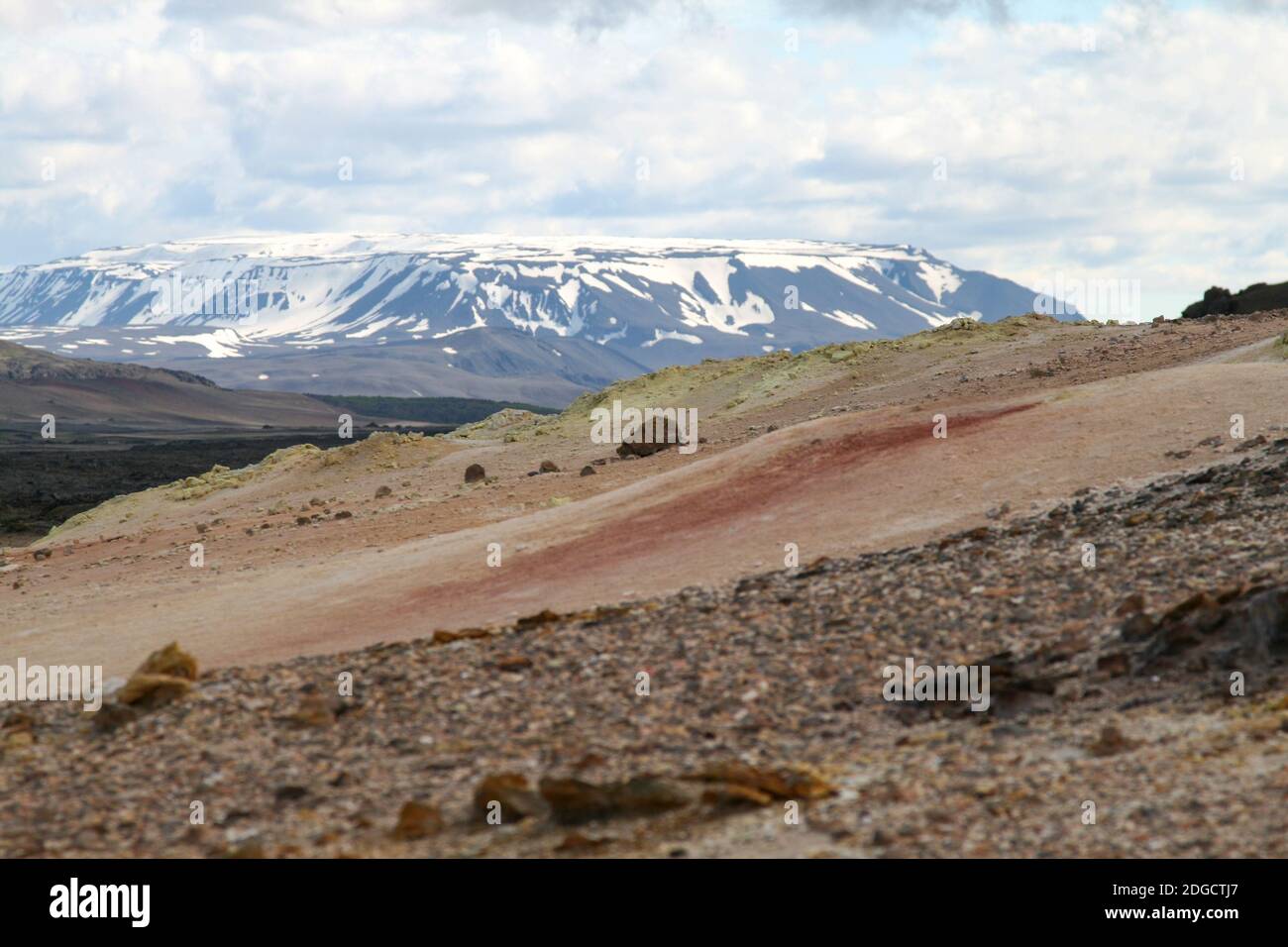 Vulkan vs. Schnee Stockfoto