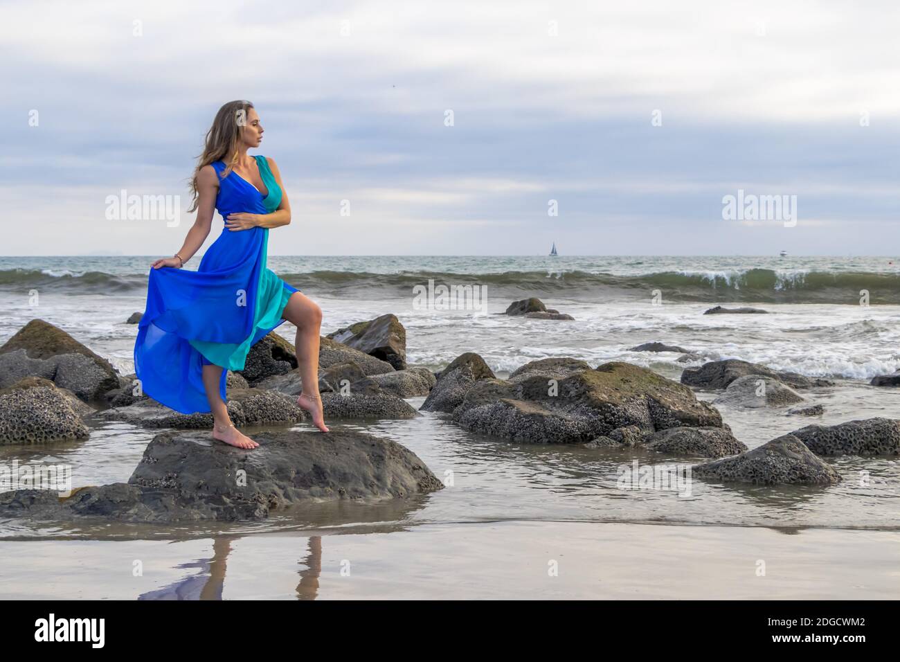 Schöne Brünette Latein Modell Posen im Freien auf EINEM Strand an Sonnenuntergang Stockfoto