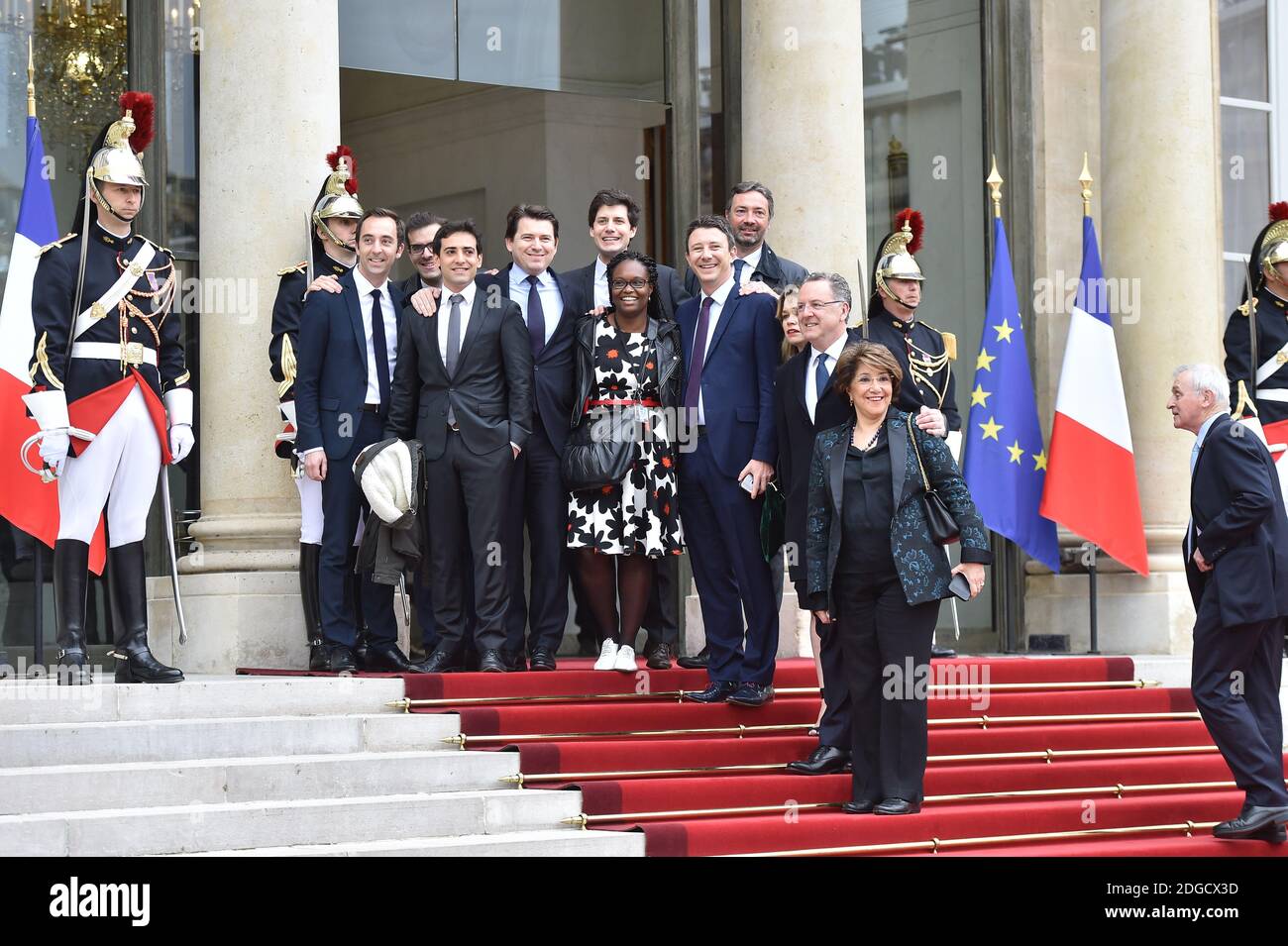 Das Hauptteam von "en Marche" (Spokersperson der Partei La Republique en marche Arnaud Leroy, Leiter der Öffentlichkeitsarbeit der Partei La Republique en marche (EMA) Sibeth Ndiaye, Generalsekretär der Partei La Republique en marche (EMA) Richard Ferrand, Benjamin Griveaux, Sprecher der EMA (La Republique en marche), Ismael Emelien, Berater der EMA (La Republique en marche), Julien Denormandie, Stephane Sejourne, Jean-Marie Girier, Sylvain Fort), Ankunft im Präsidentenpalast von Elysee vor der Übergabe zwischen dem scheidenden französischen Präsidenten Francois Hollande und Newly Stockfoto