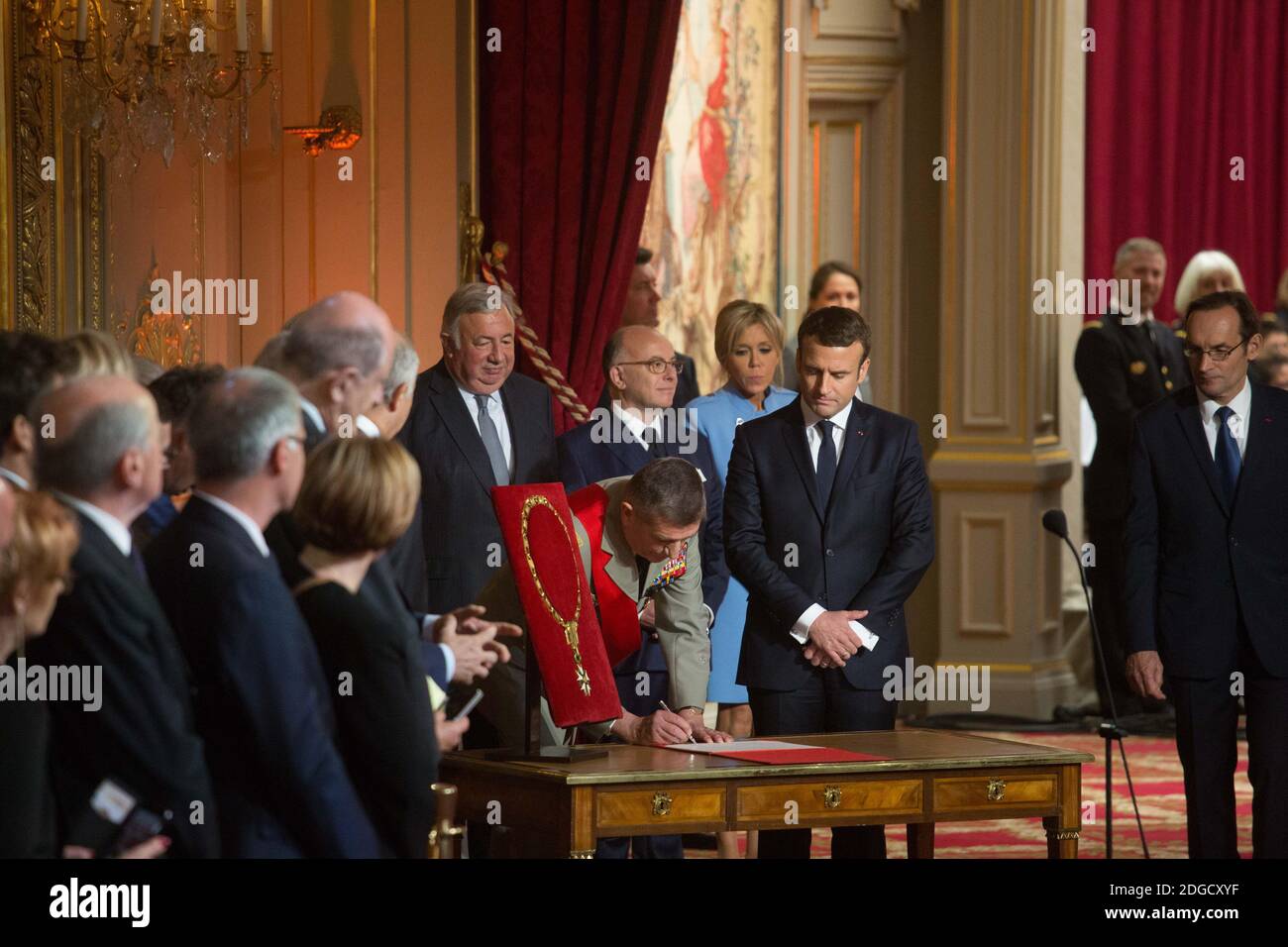 Der französische Präsident Emmanuel Macron mit seiner Frau Brigitte Macron während seiner feierlichen Amtseinführung als französischer Präsident in der Salle des Fetes des Präsidentenpalastes Elysee in Paris, Frankreich, am 14. Mai 2017. Foto von Hamilton/Pool/ABACAPRESS.COM Stockfoto