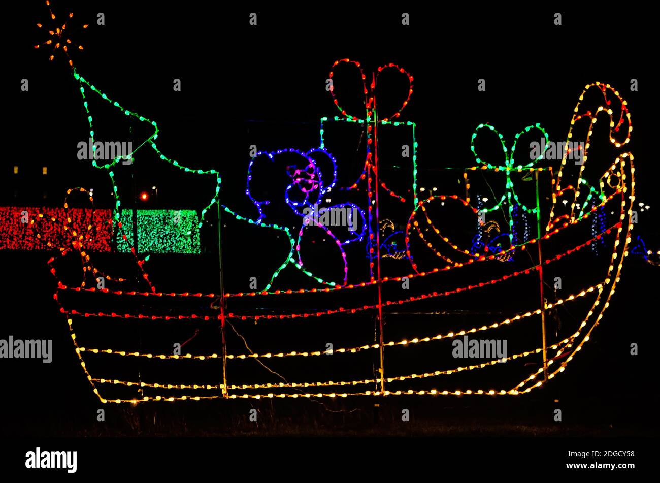 Weihnachtslichter zeigen ein Boot während einer Feiertagsfeier im Jones Park, 5. Dezember 2020, in Gulfport, Mississippi. Stockfoto