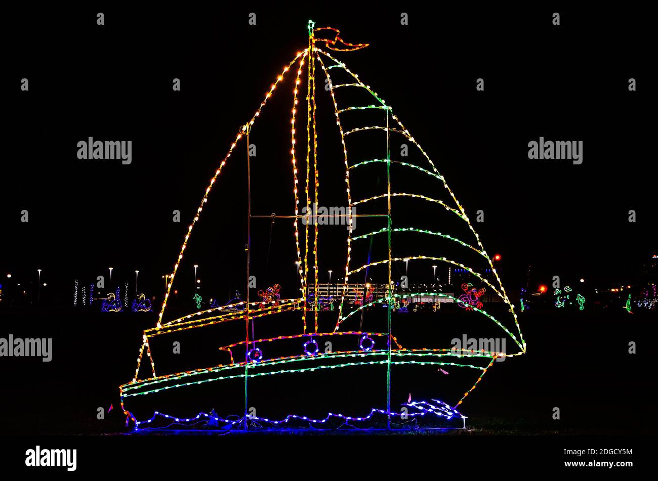Weihnachtslichter zeigen ein Segelboot während einer Feiertagsfeier im Jones Park am 5. Dezember 2020 in Gulfport, Mississippi. Stockfoto